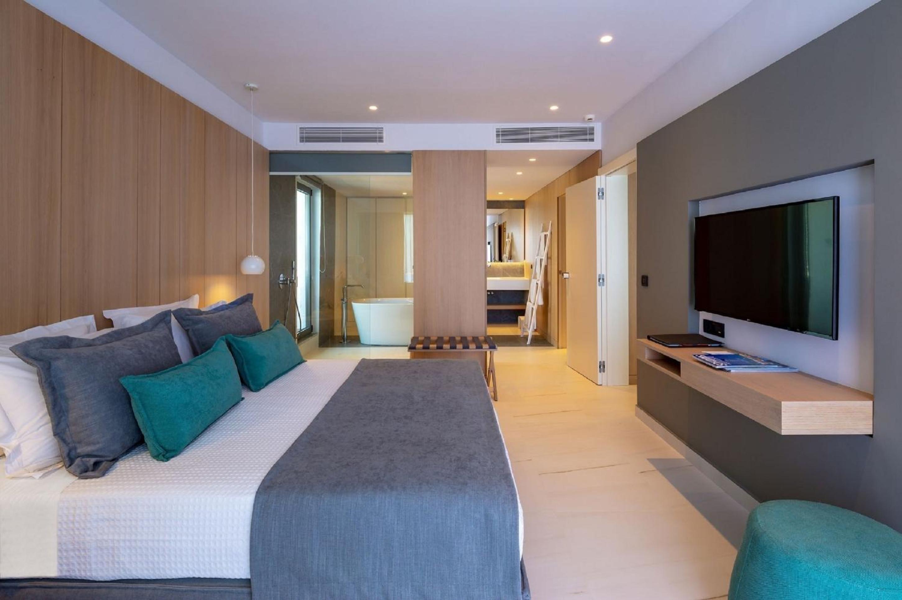Double Suite with Panoramic Sea View photo 3
