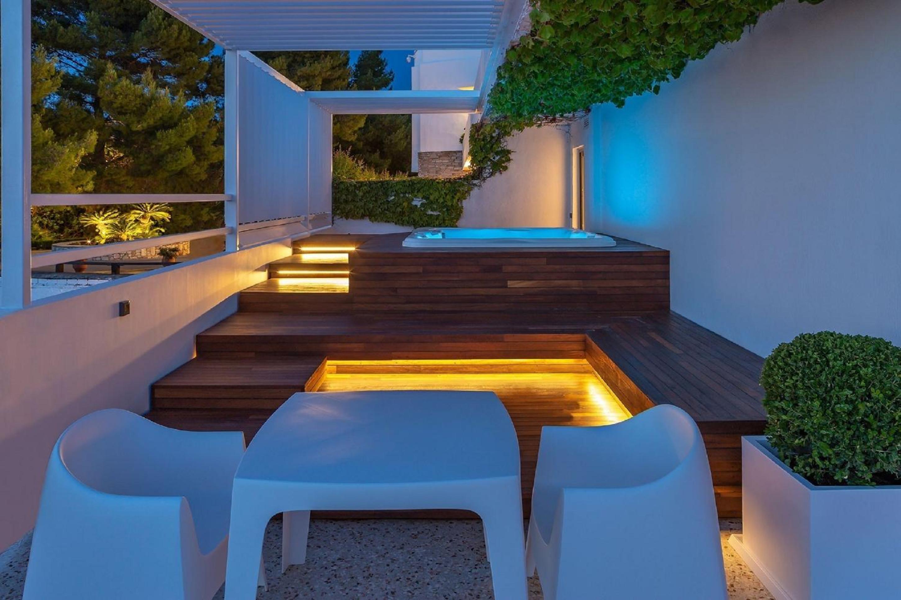 Double Suite with Outdoor Hot Tub and Panoramic Sea View photo 3