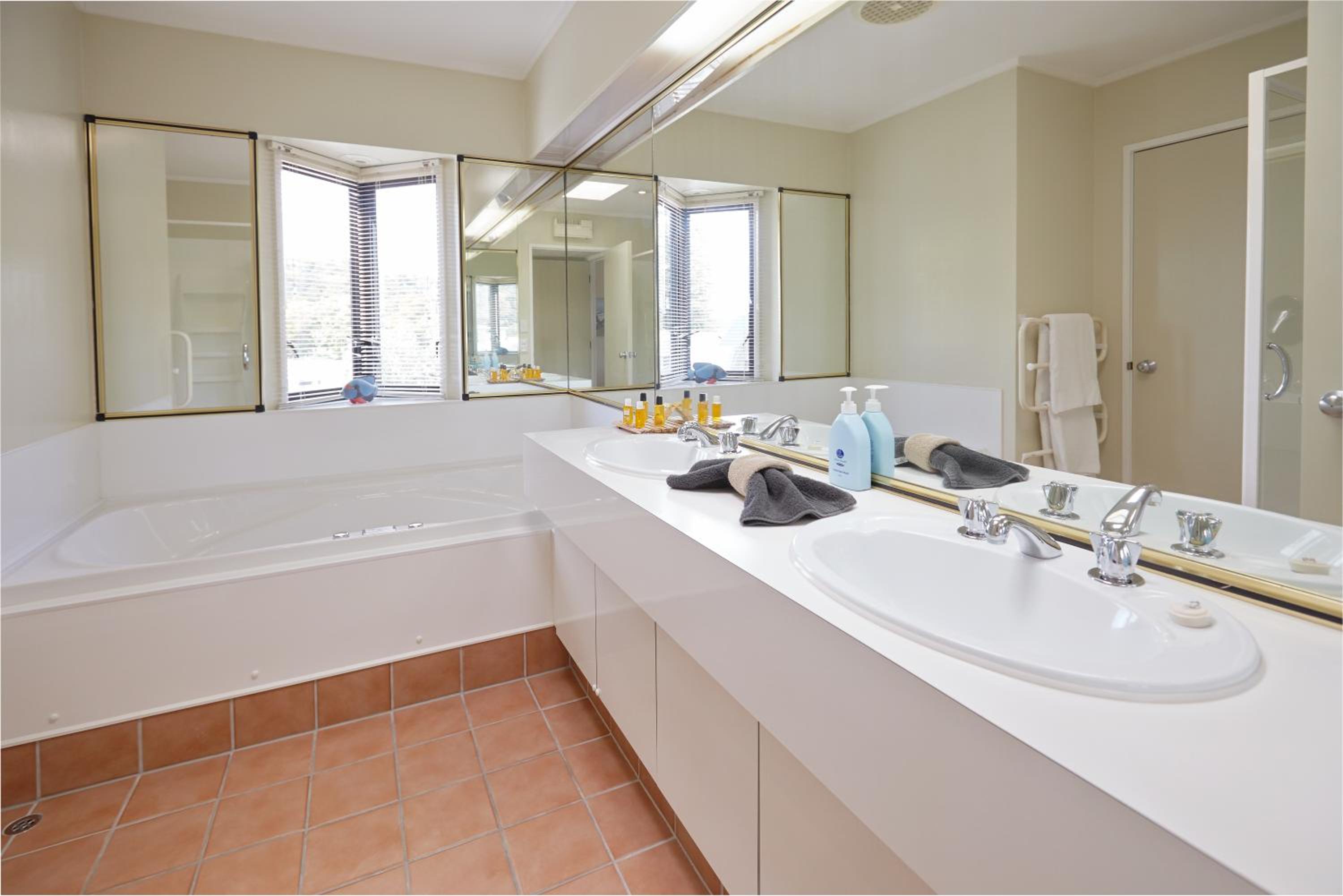 Two-Bedroom Apartment with Pool View - Penthouse - Photo 10