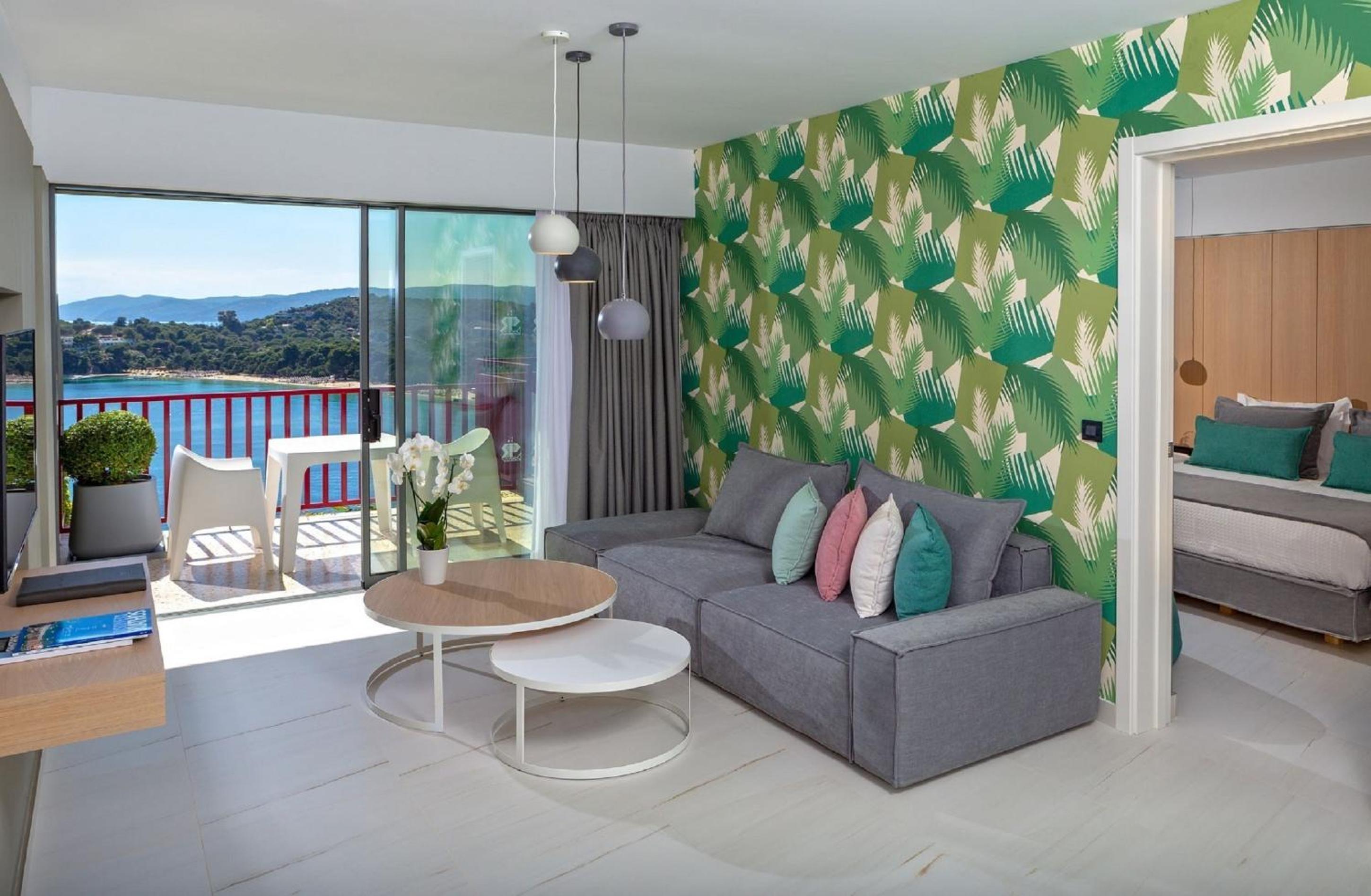 Suite with Outdoor Hot Tub and Panoramic Sea View