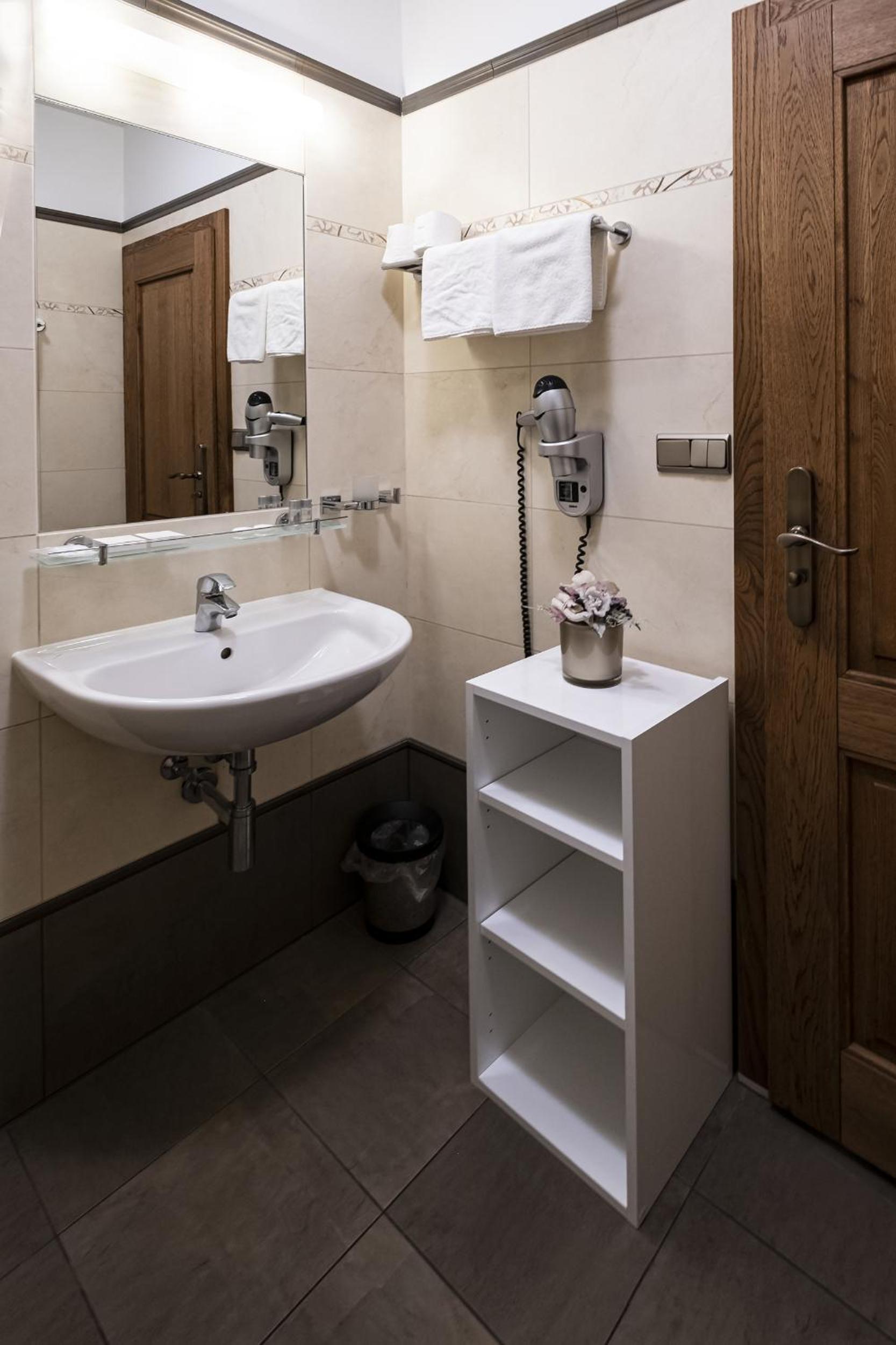 Double Room - Photo 12