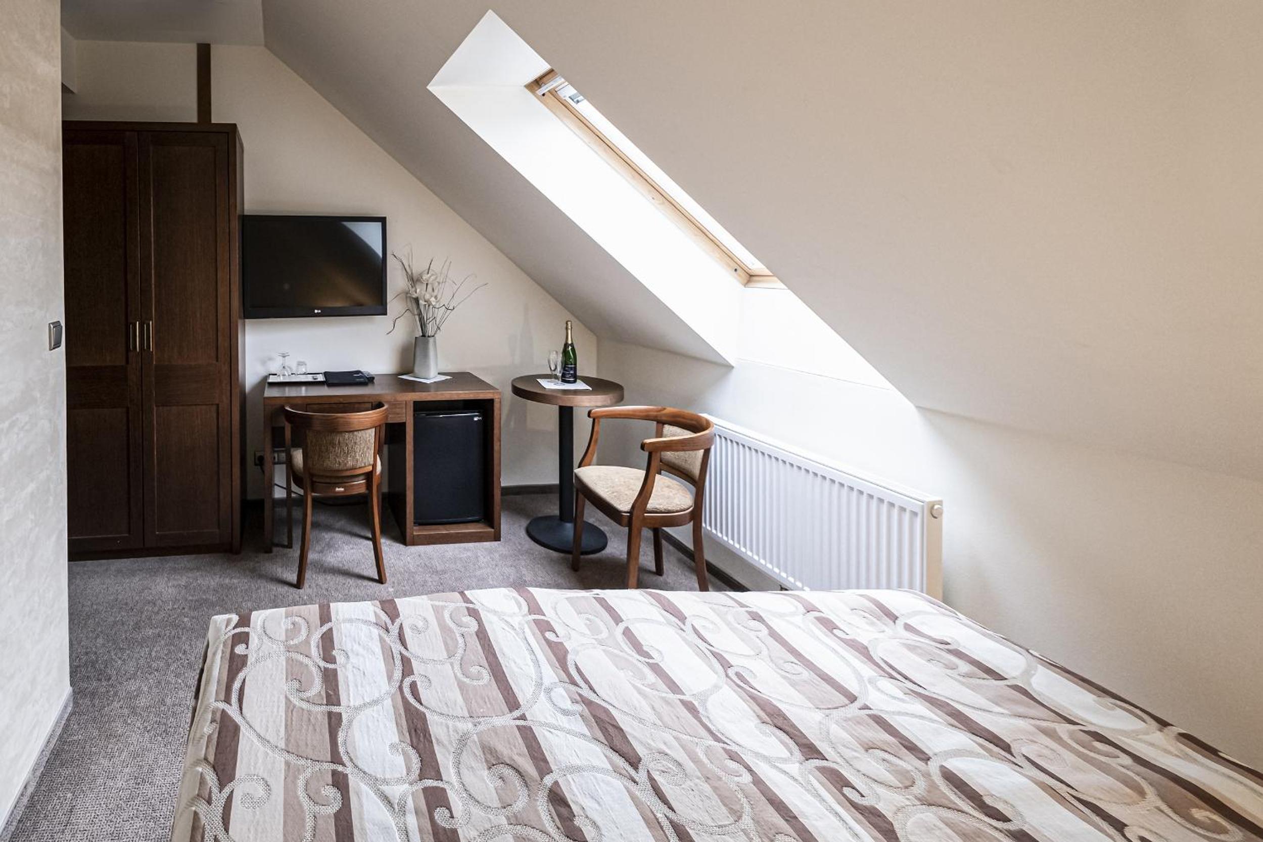 Economy Double or Twin Room - Attic - Photo 9