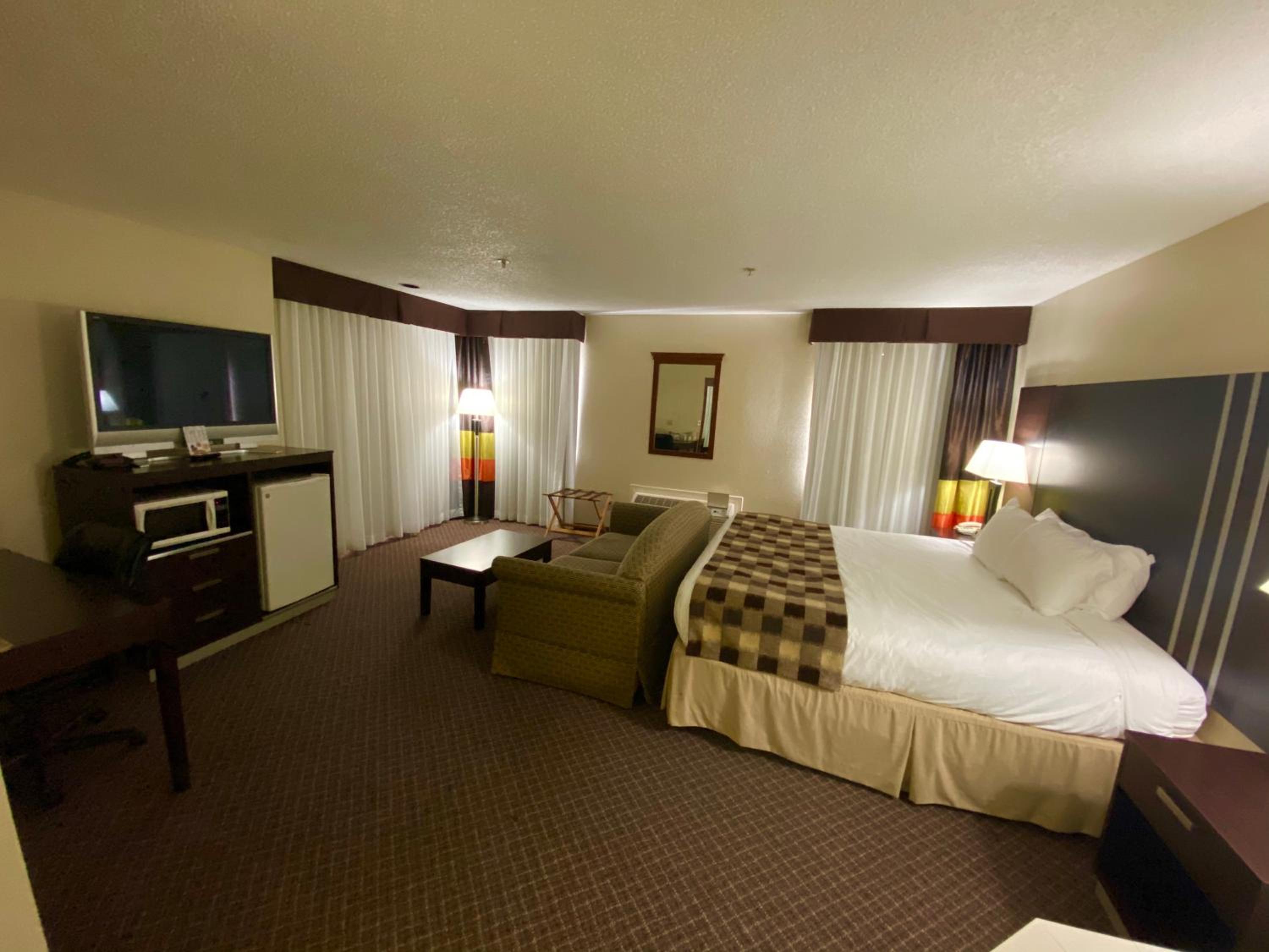 King Suite - Non-Smoking - Photo 2