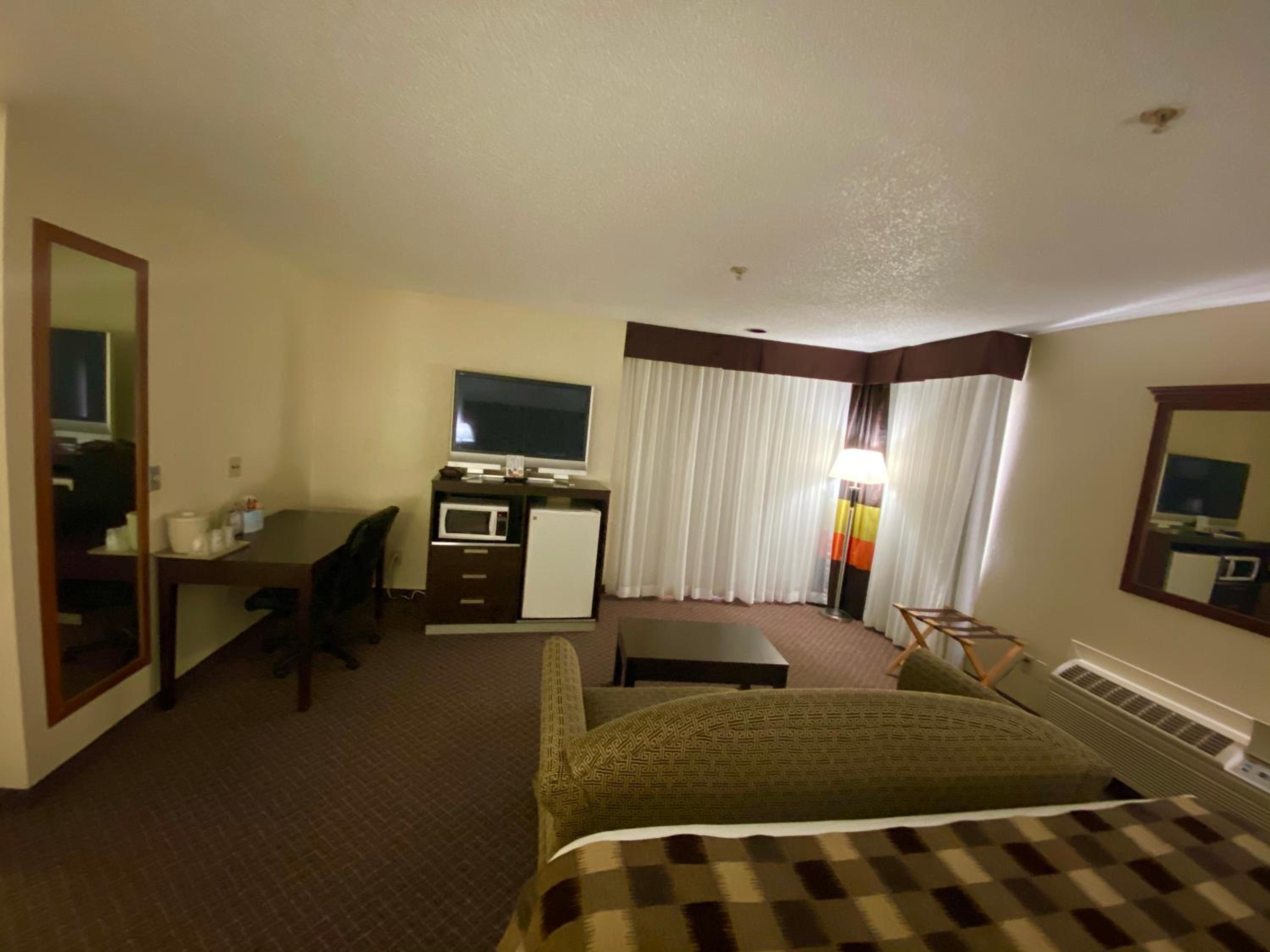 King Suite - Non-Smoking - Photo 7