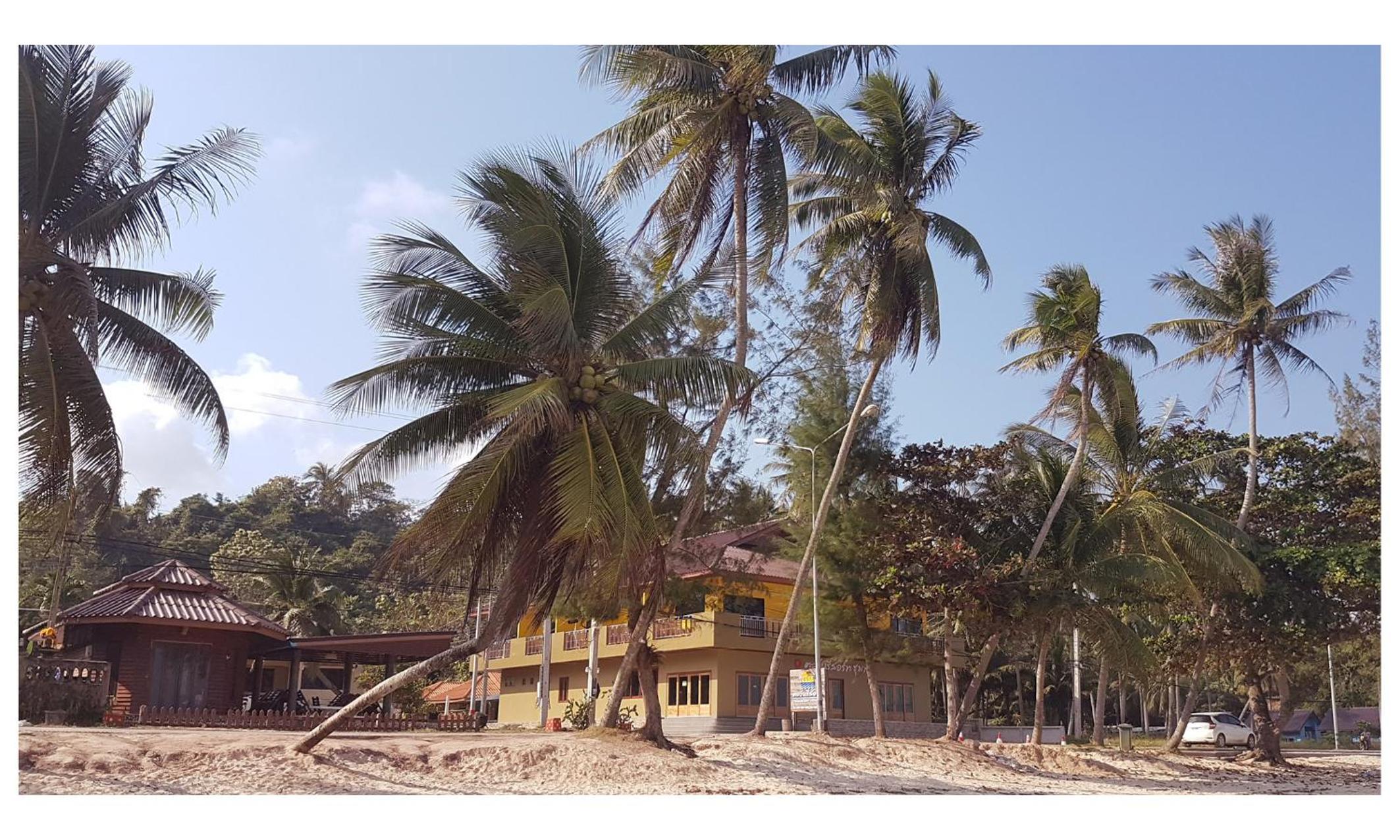 Deluxe Double Room with Balcony and Side Sea View photo 3