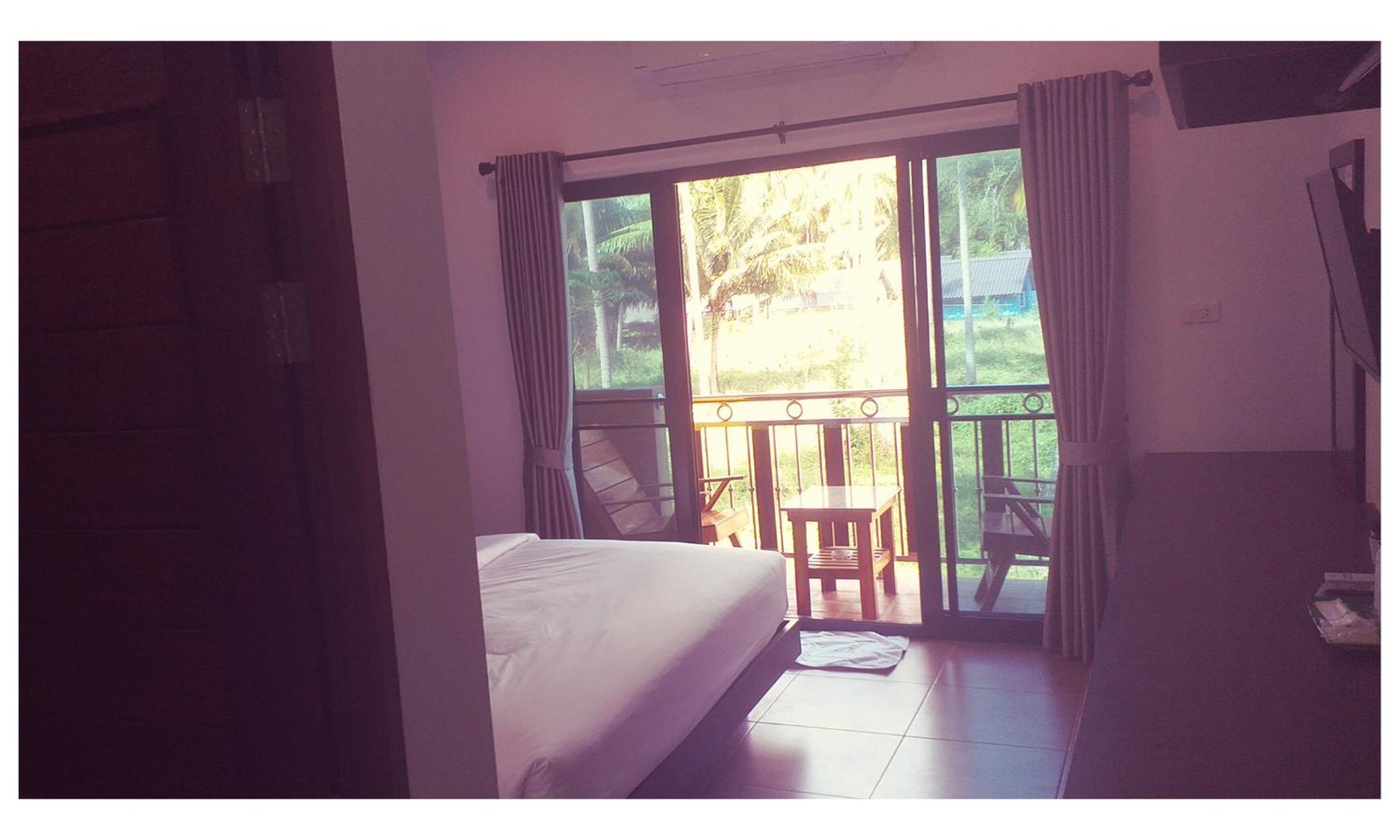 Deluxe Double Room with Balcony and Side Sea View
