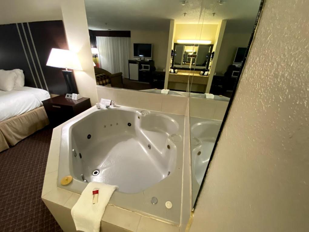 King Suite - Non-Smoking - Photo 6