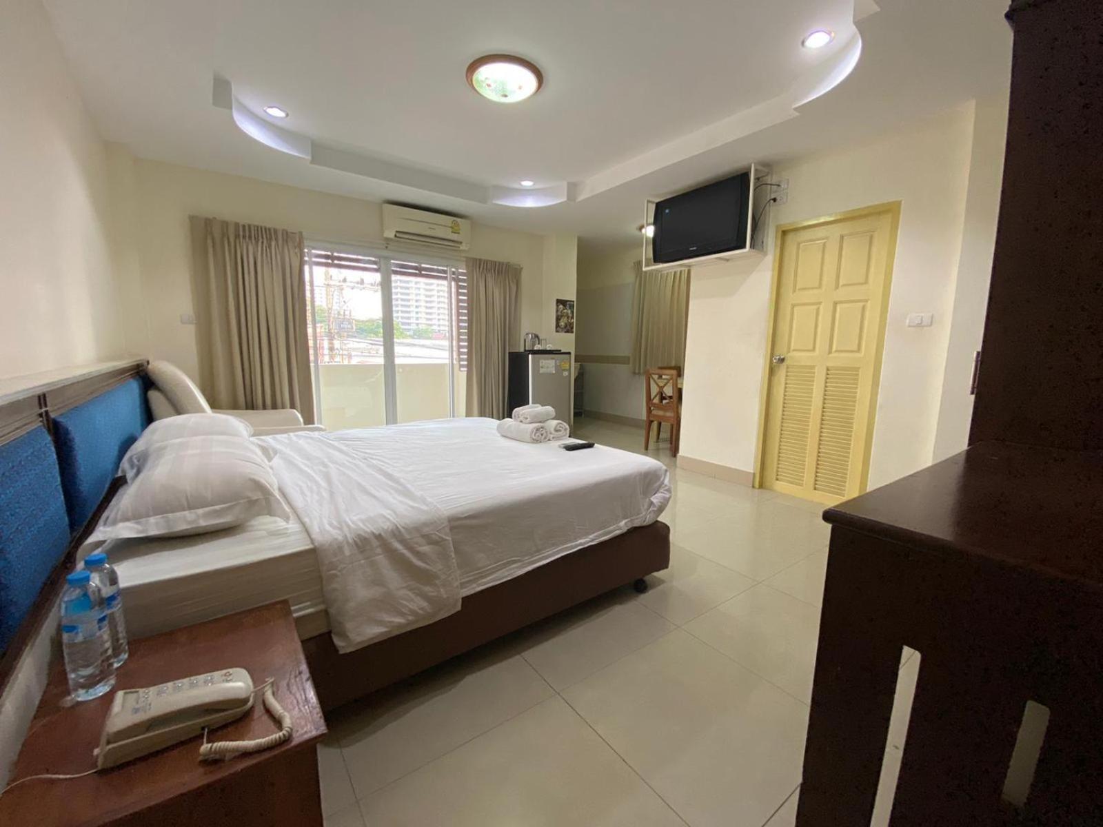 Deluxe Double Room with Balcony photo 2