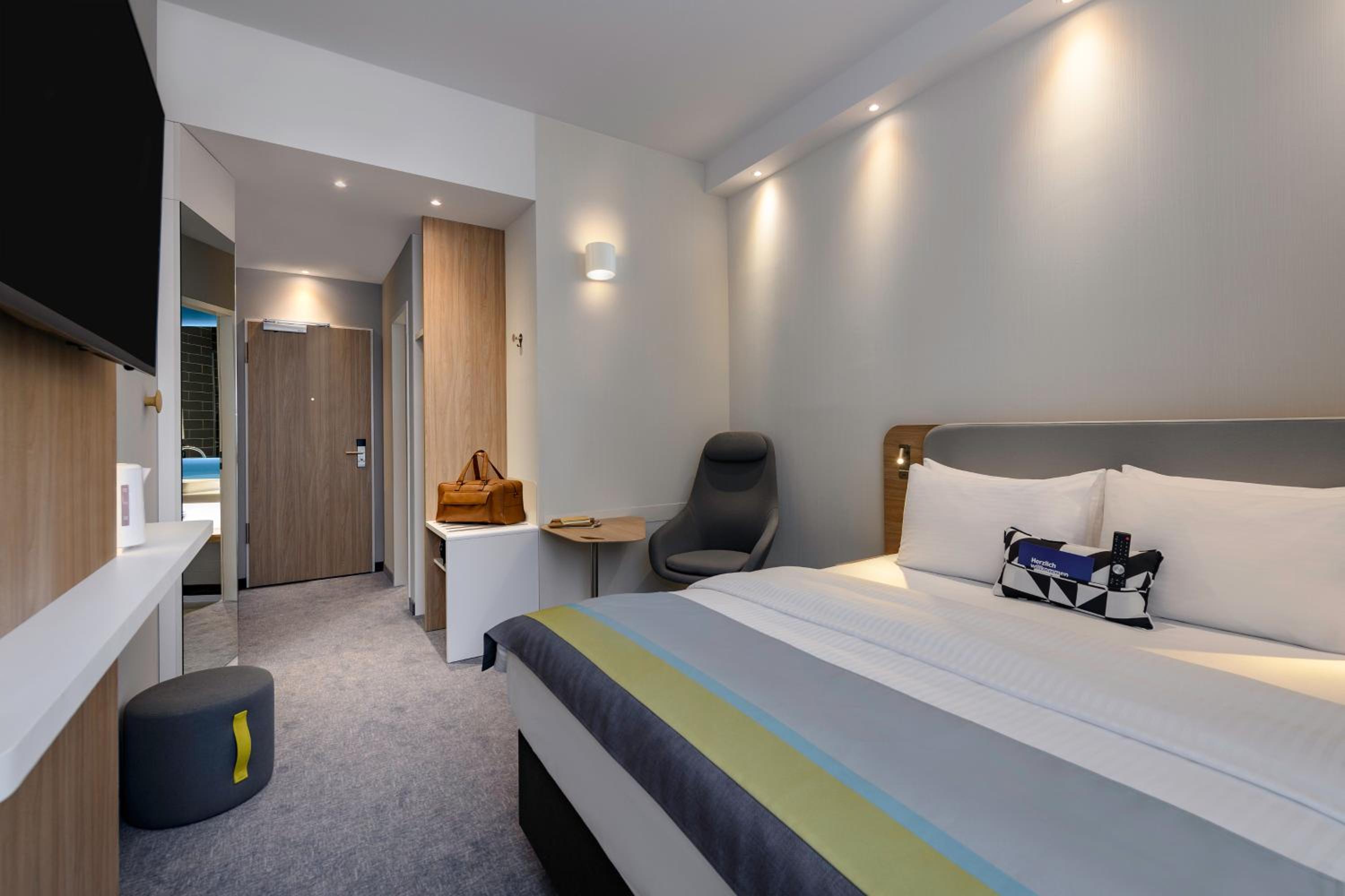 Standard Queen Room with Courtyard View - Photo 8