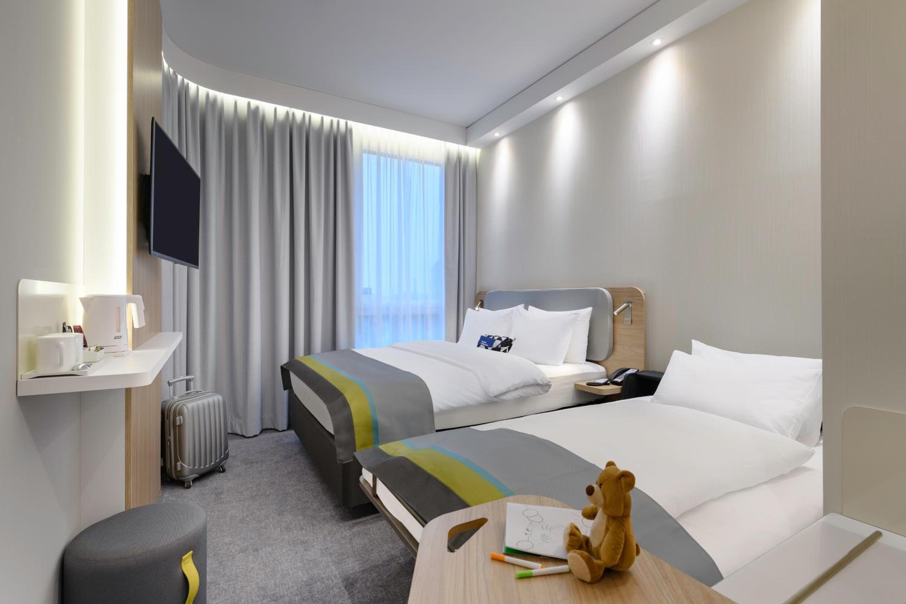 Standard Queen Room with Sofa Bed - Photo 1
