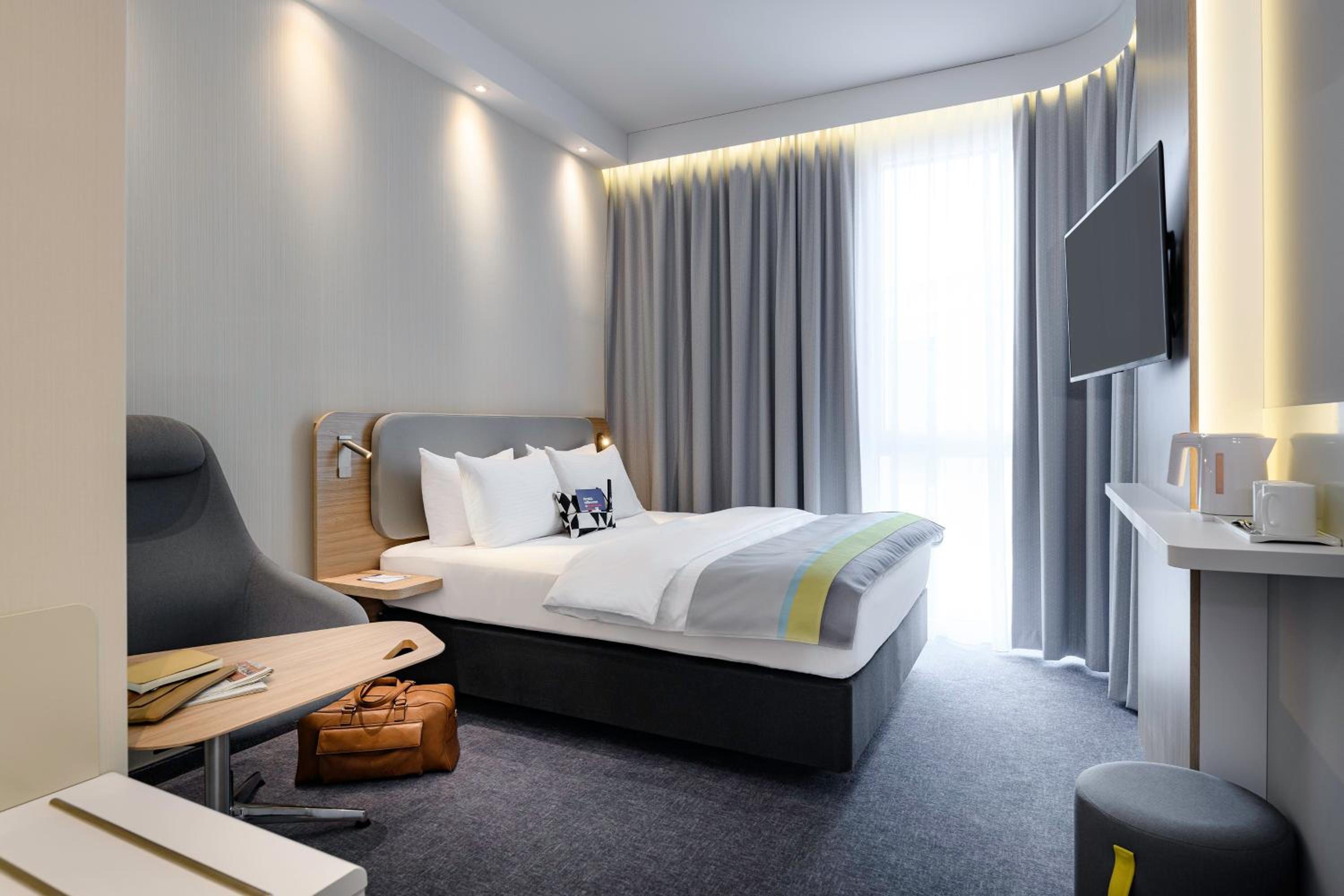 Standard Queen Room with Courtyard View - Photo 7