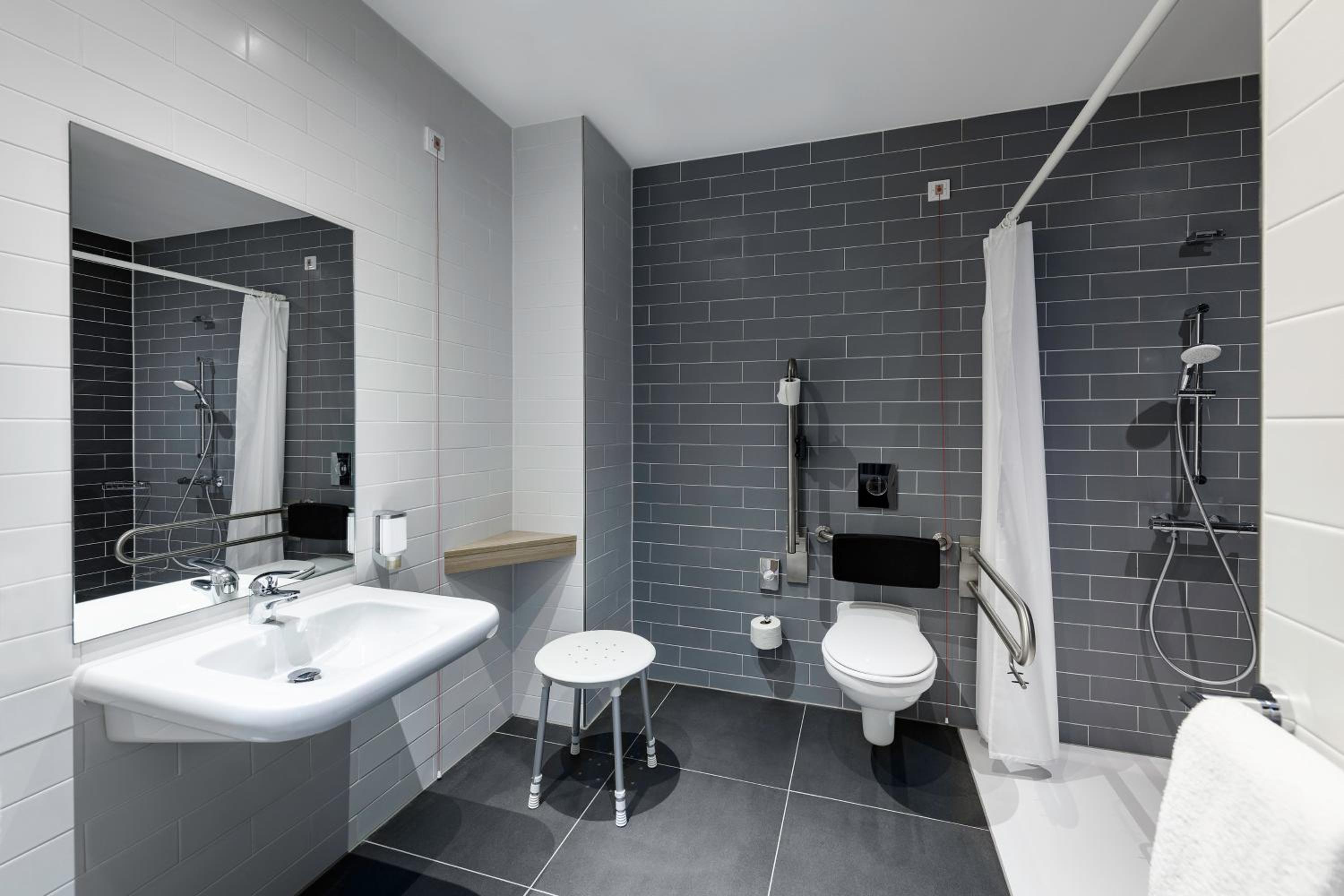 Queen Room - Mobility Access Roll in Shower/Non-Smoking - Photo 2