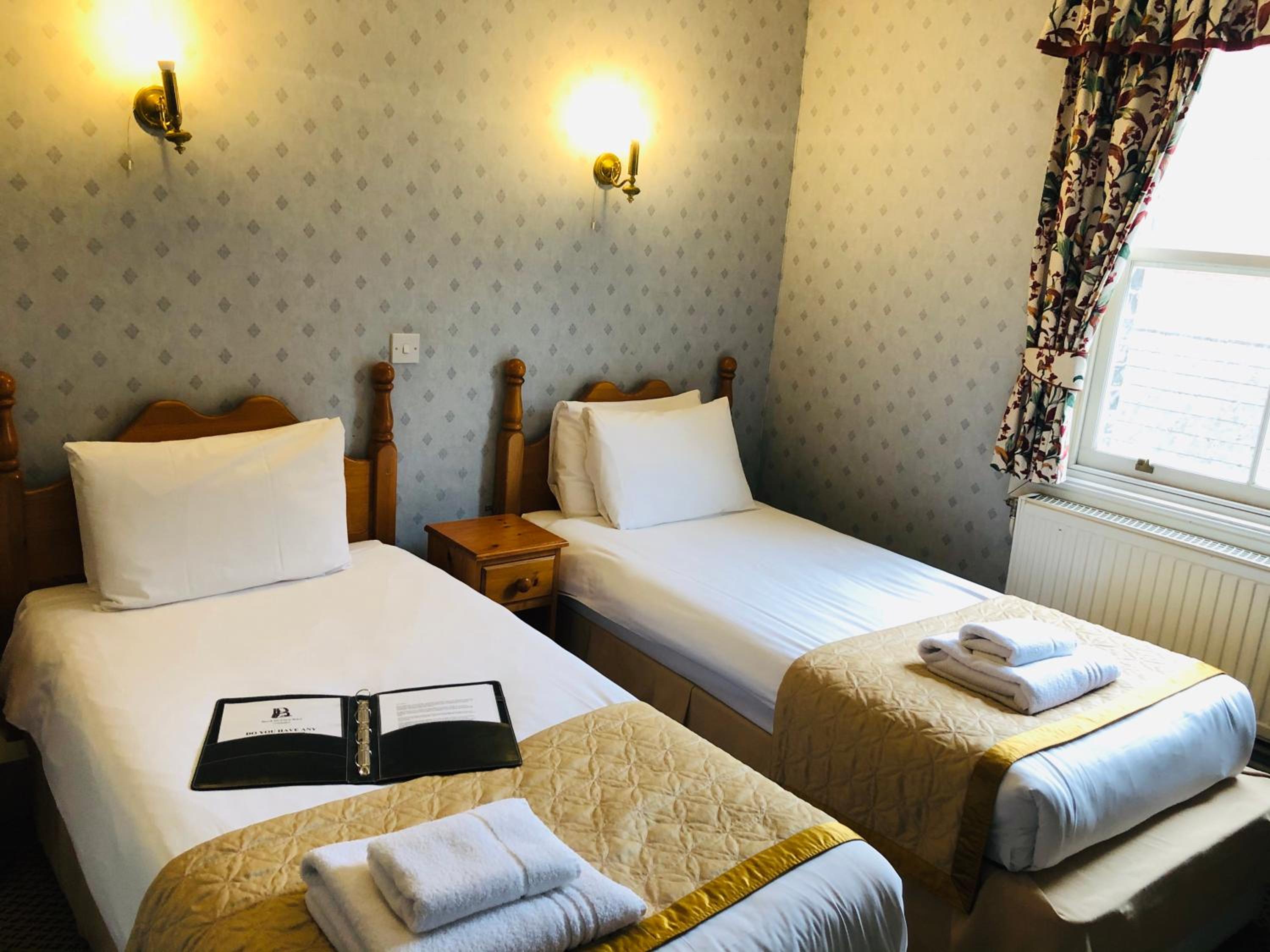 Twin Room - Photo 3