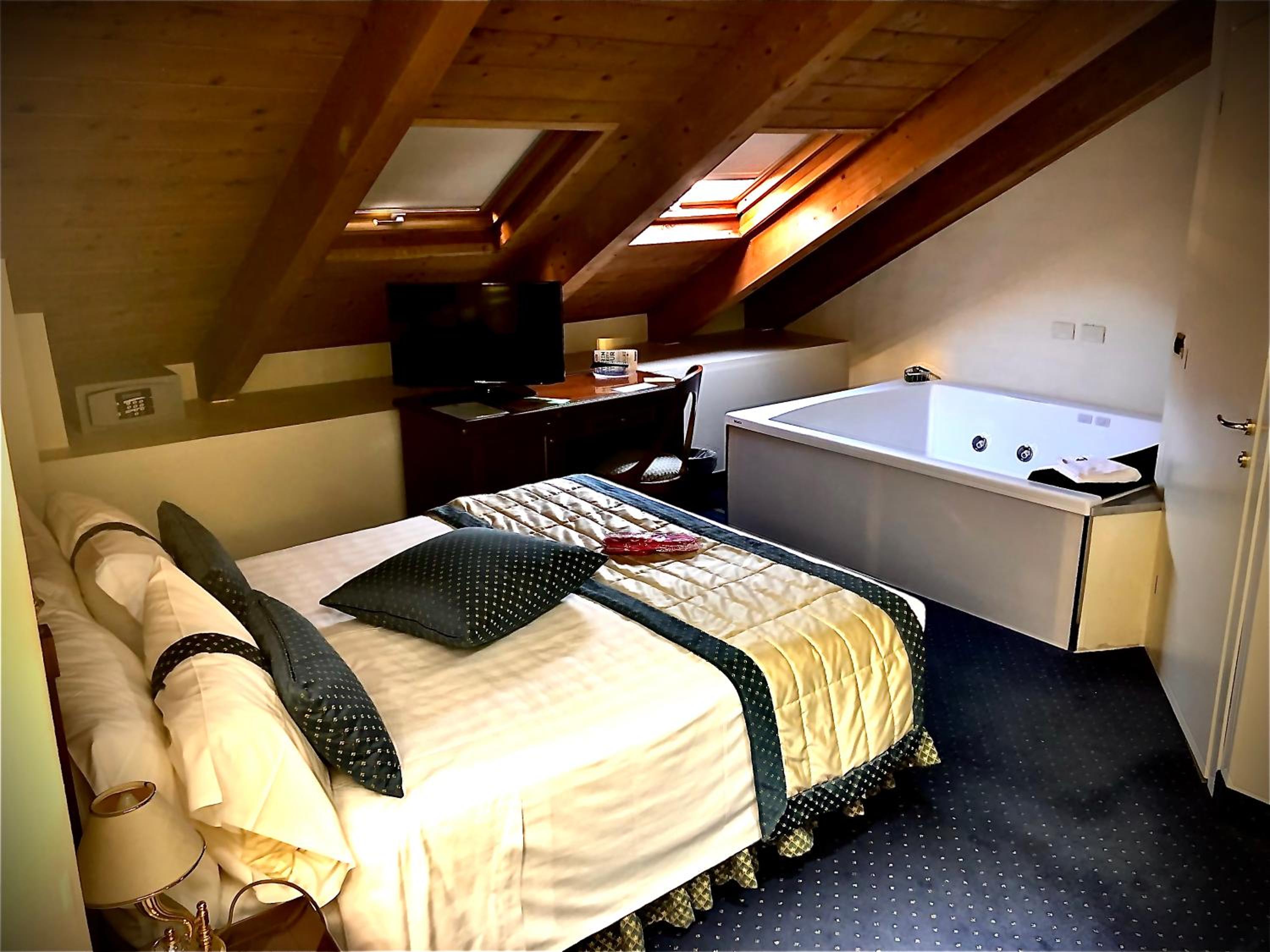Deluxe Double Room With Bath photo 2
