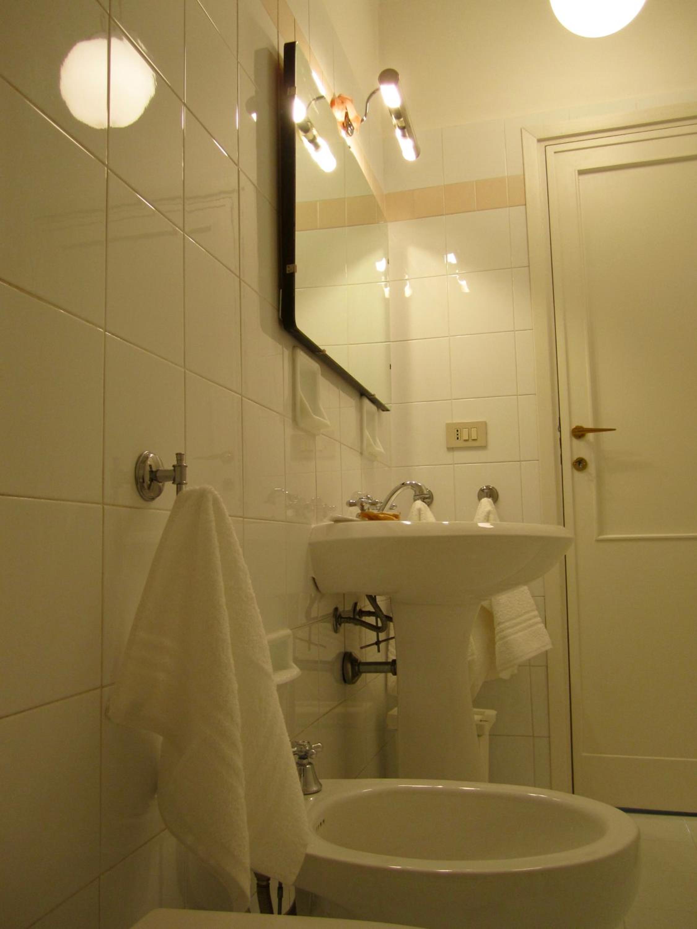 Double Room with Private External Bathroom - Photo 5