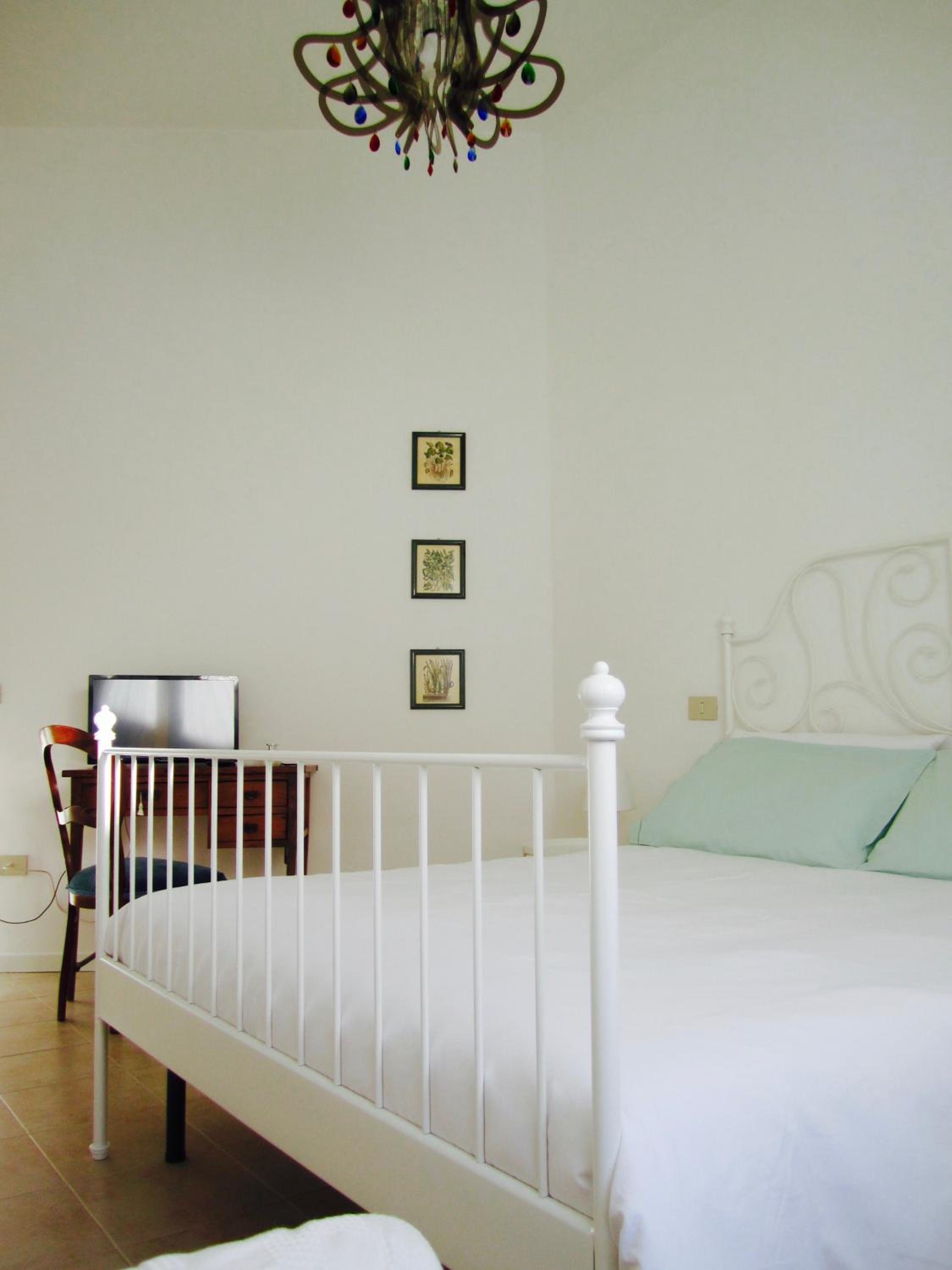 Double Room with Private External Bathroom - Photo 2