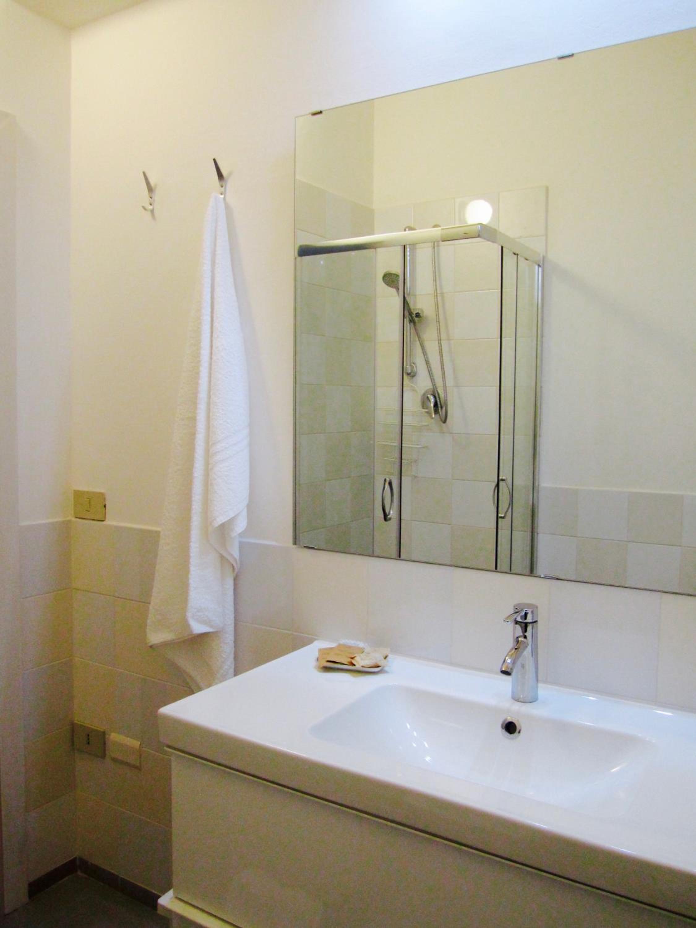Twin Room with Private Bathroom - Photo 3