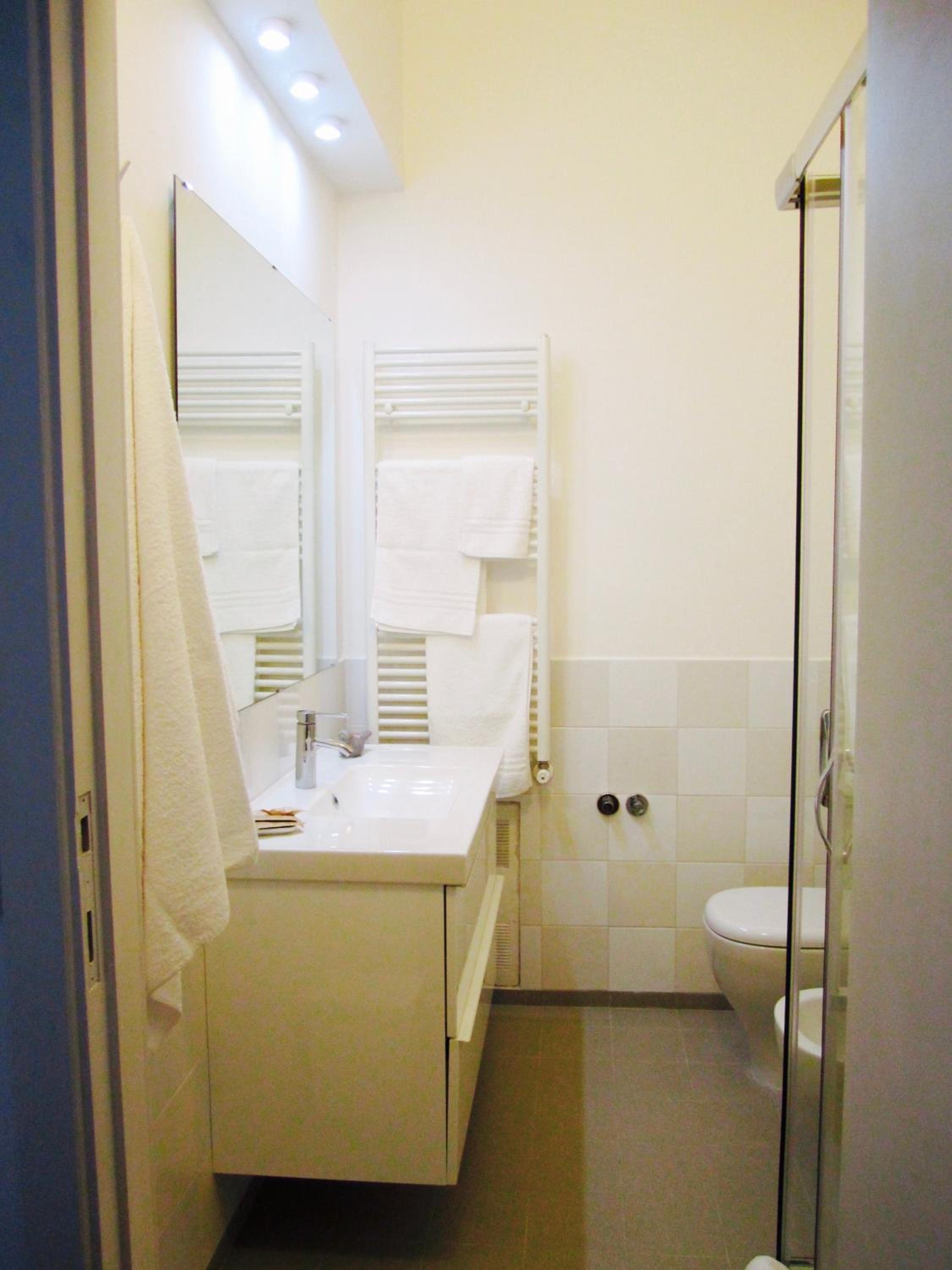 Twin Room with Private Bathroom - Photo 5