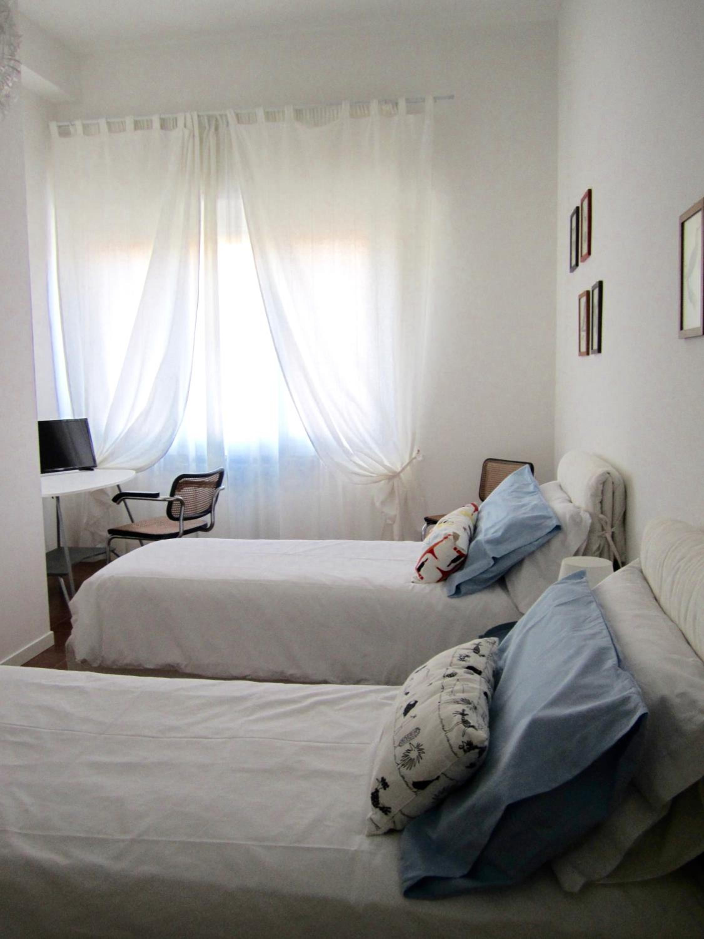 Twin Room with Private Bathroom - Photo 2