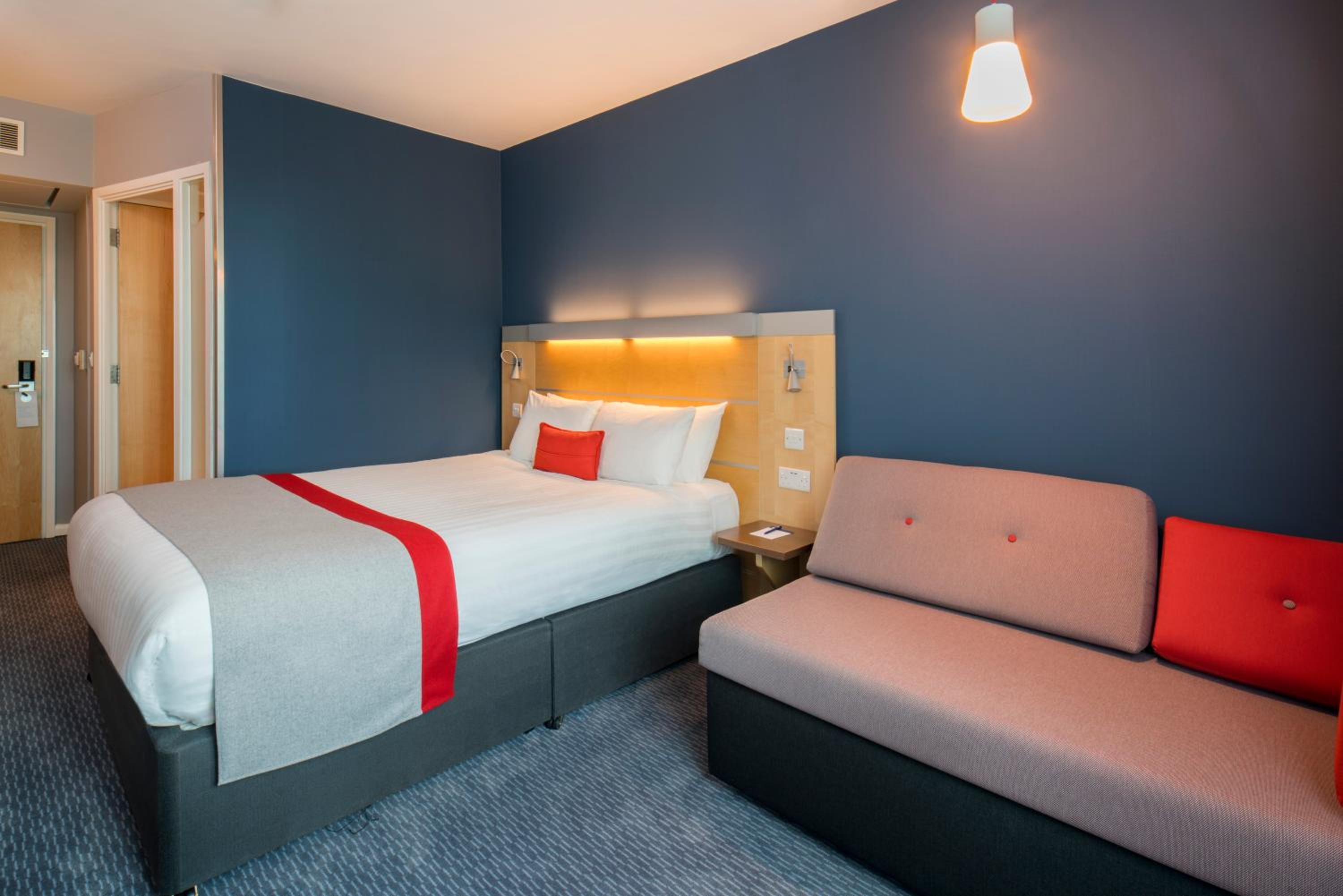 Standard Double Room with Sofa Bed and Free Hot Breakfast - Photo 4