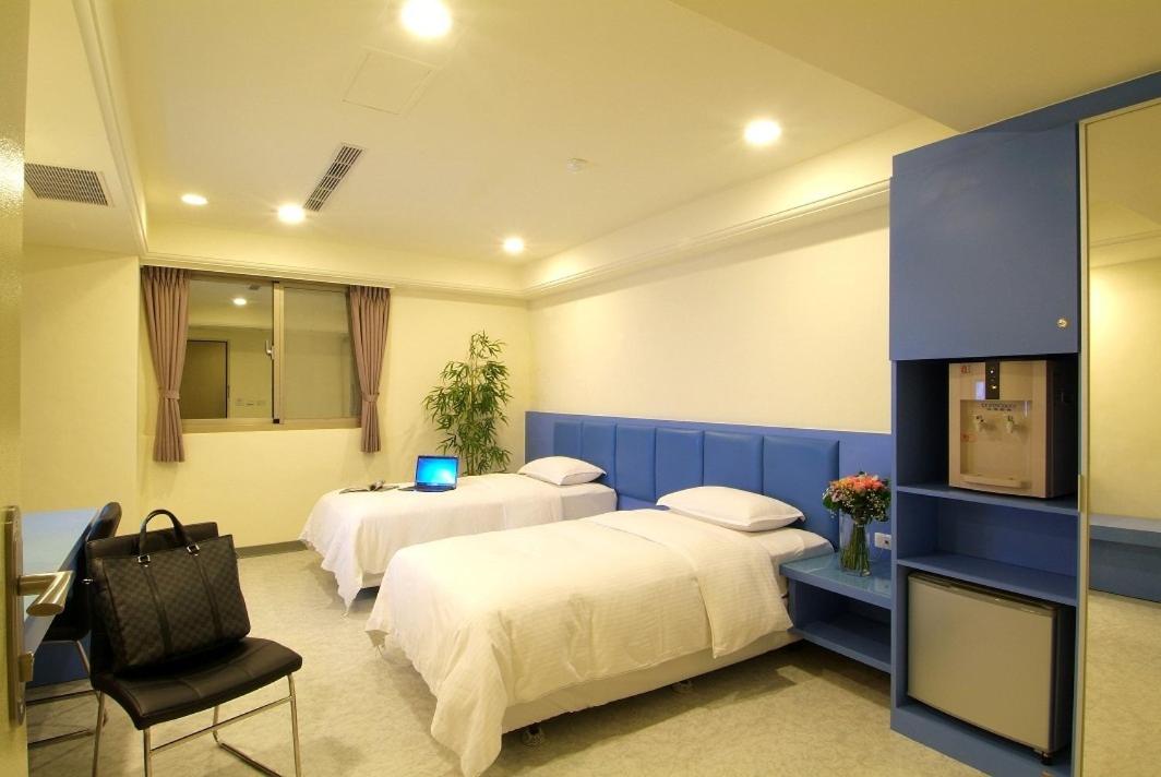 Business Twin Room - Photo 3