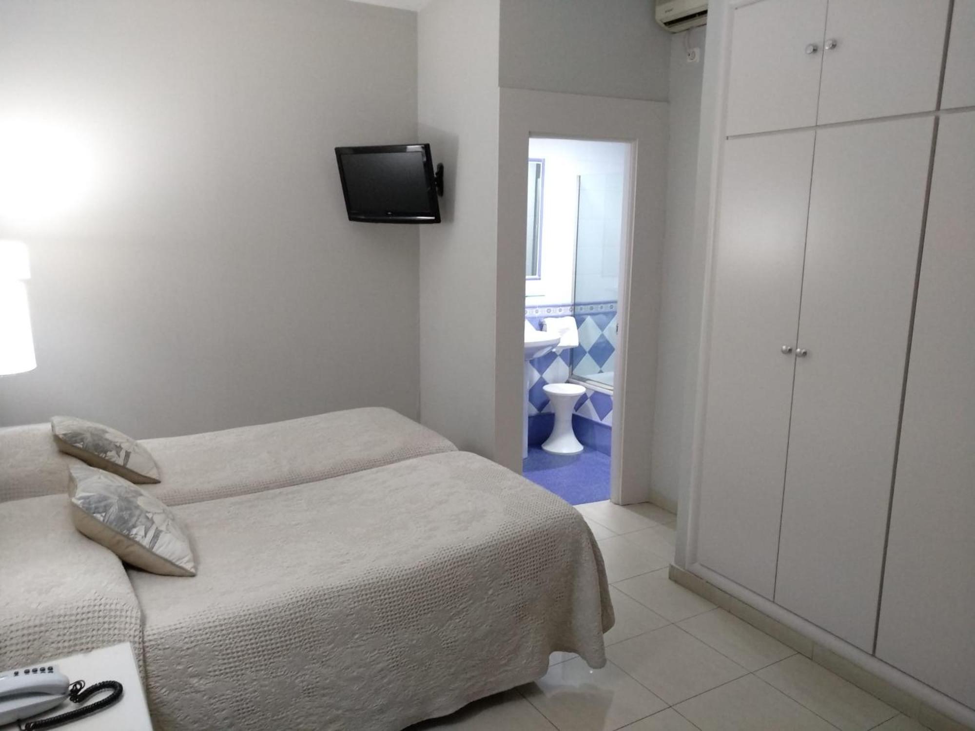 Twin Room - Photo 16