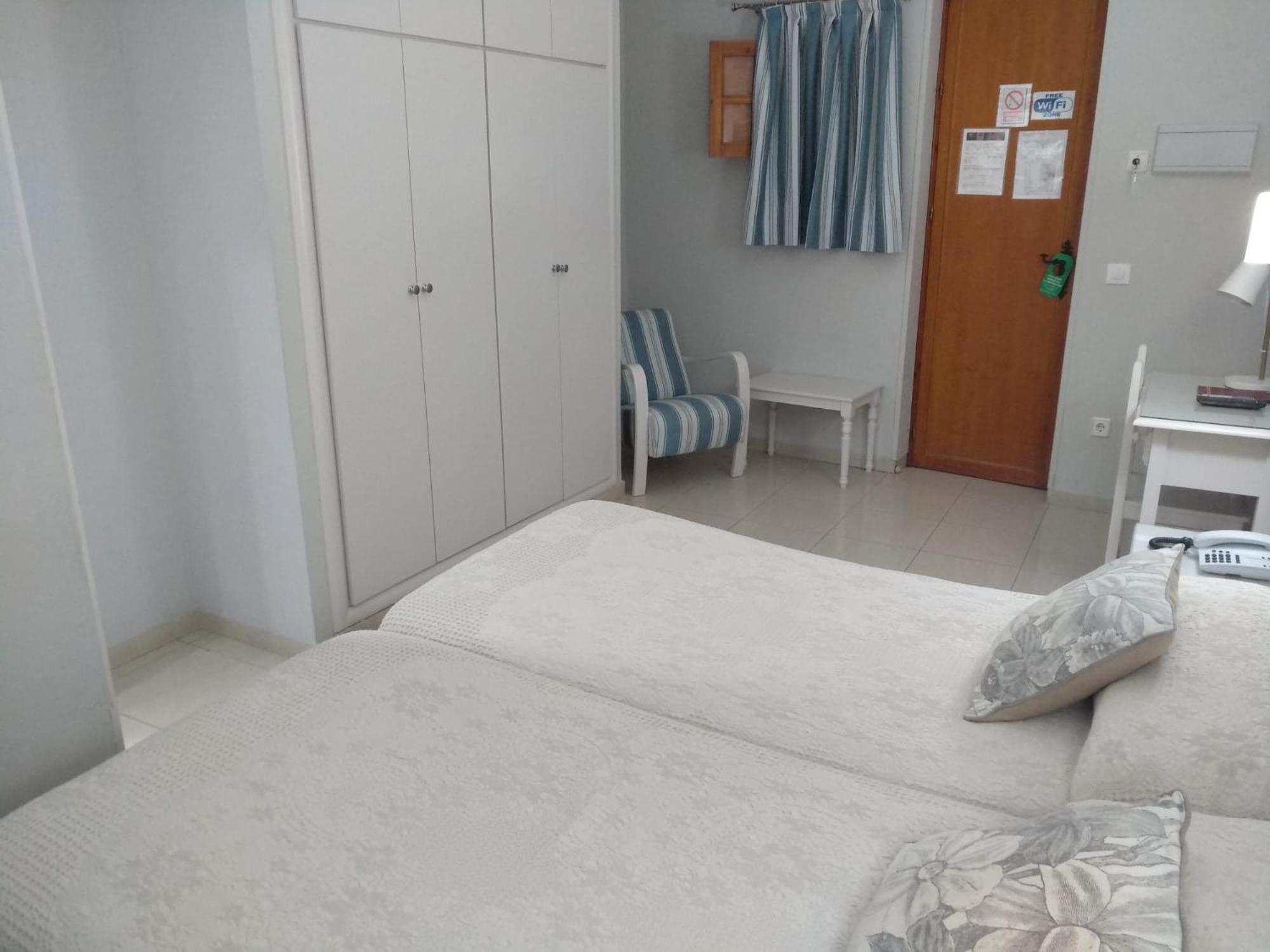 Twin Room - Photo 17