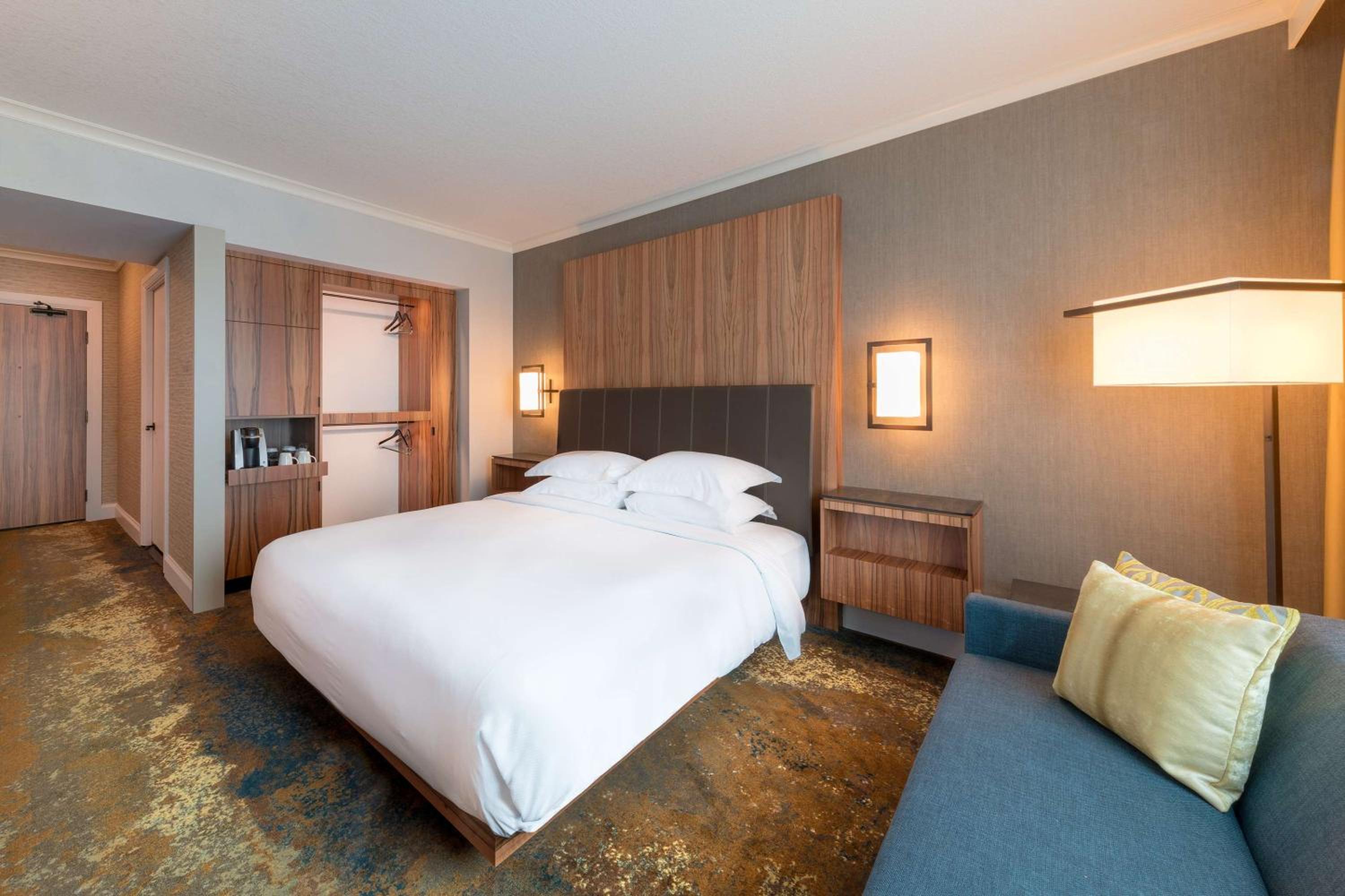 King Room with Accessible Shower - Disability Access - Photo 4