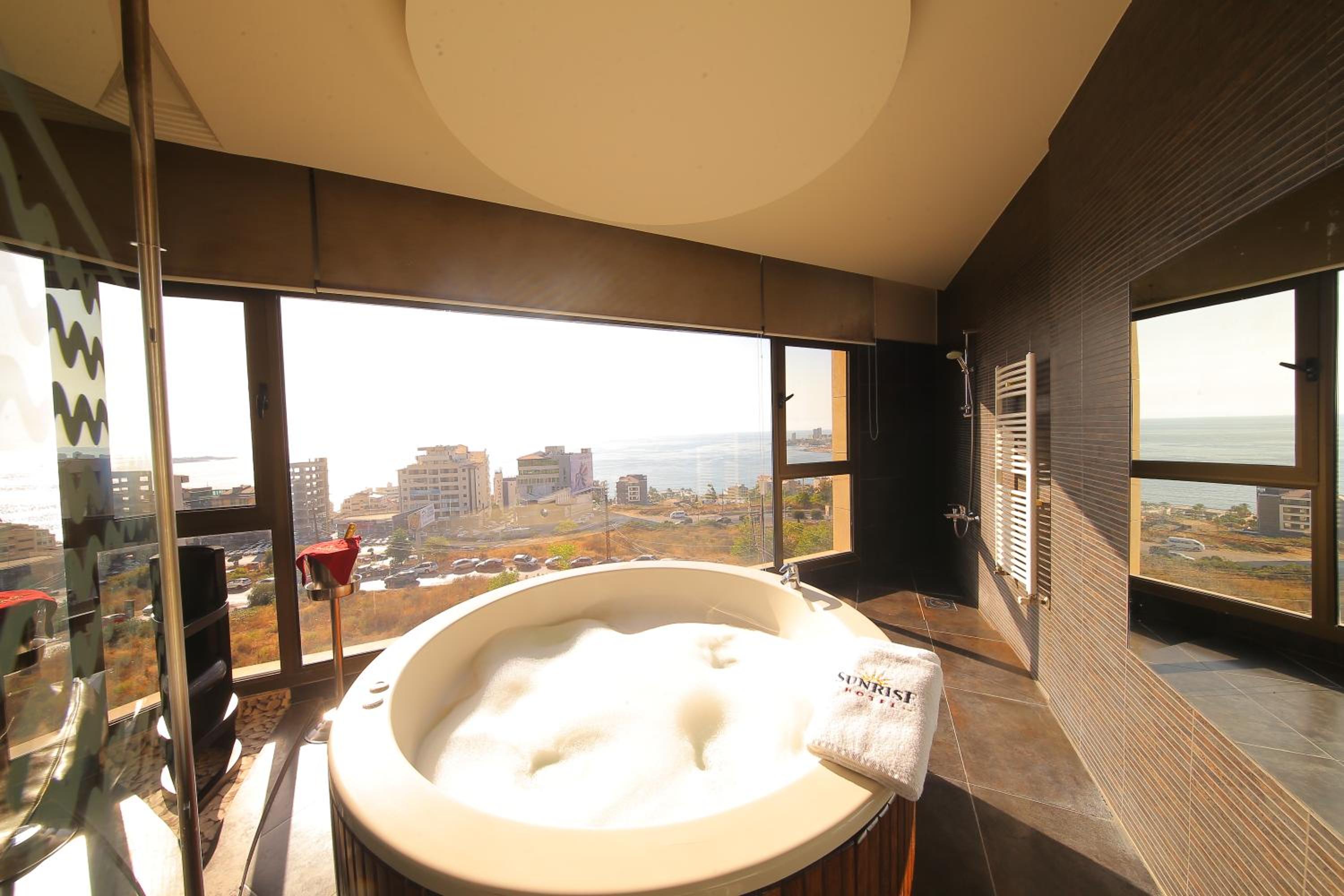 Junior Suite with Hot Tub photo 2