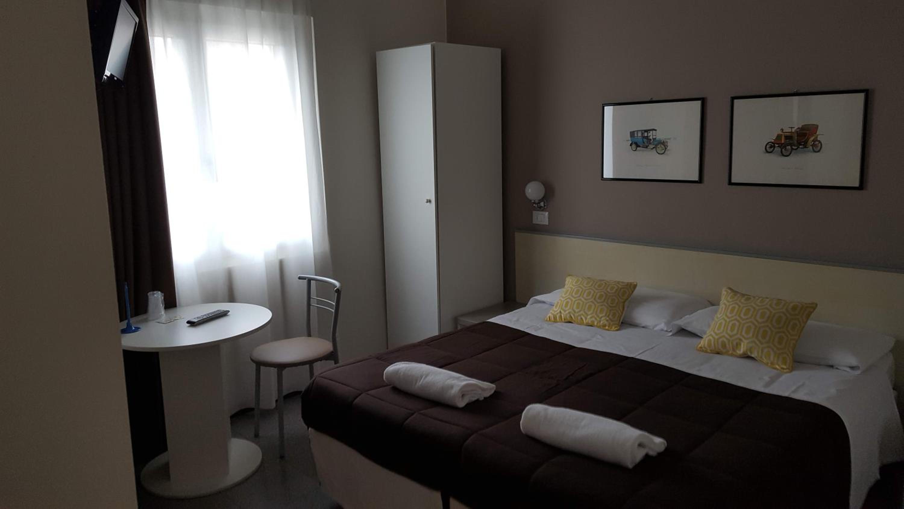 Small Double or Twin Room photo 1
