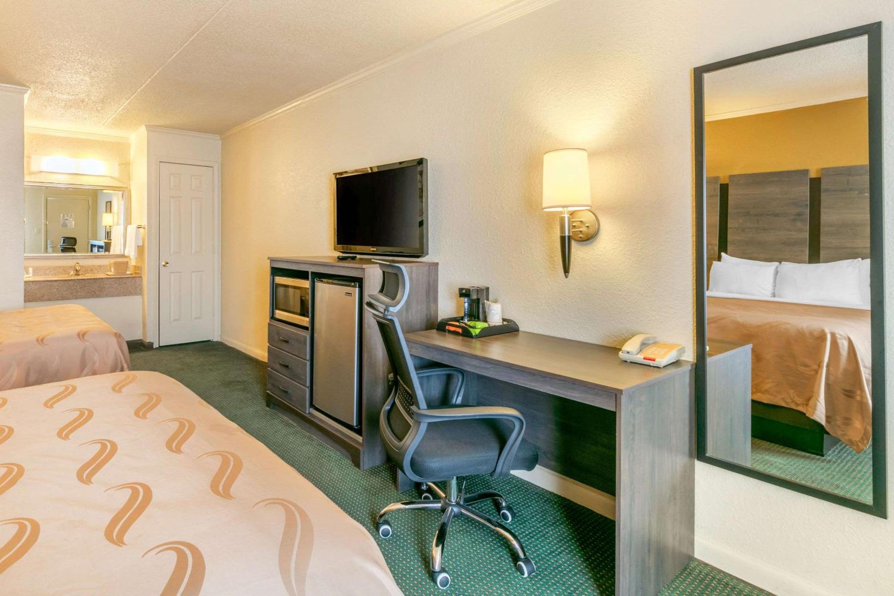 Double Room with Two Double Beds - Smoking photo 3