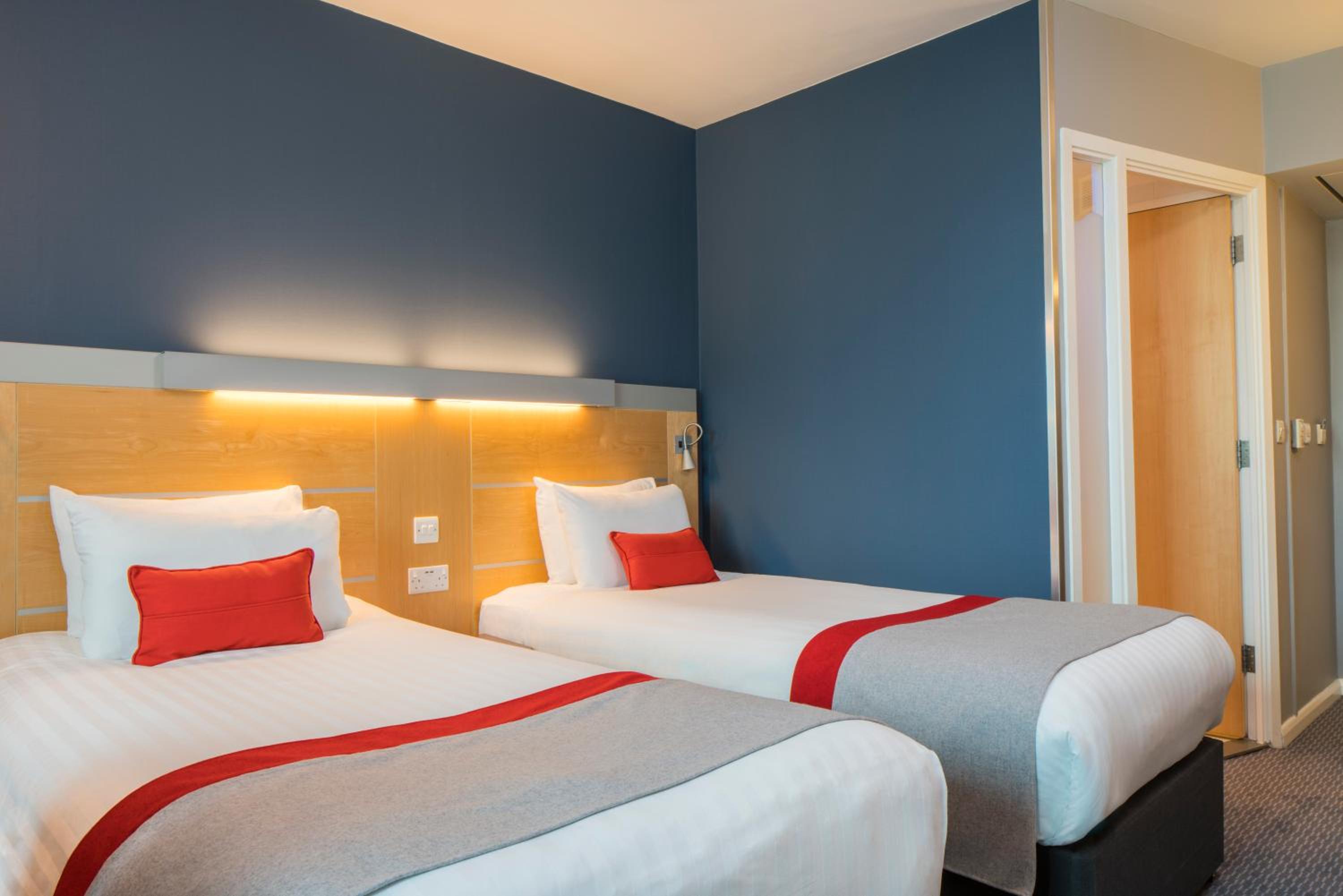 Standard Room with Free Hot Breakfast - Photo 4