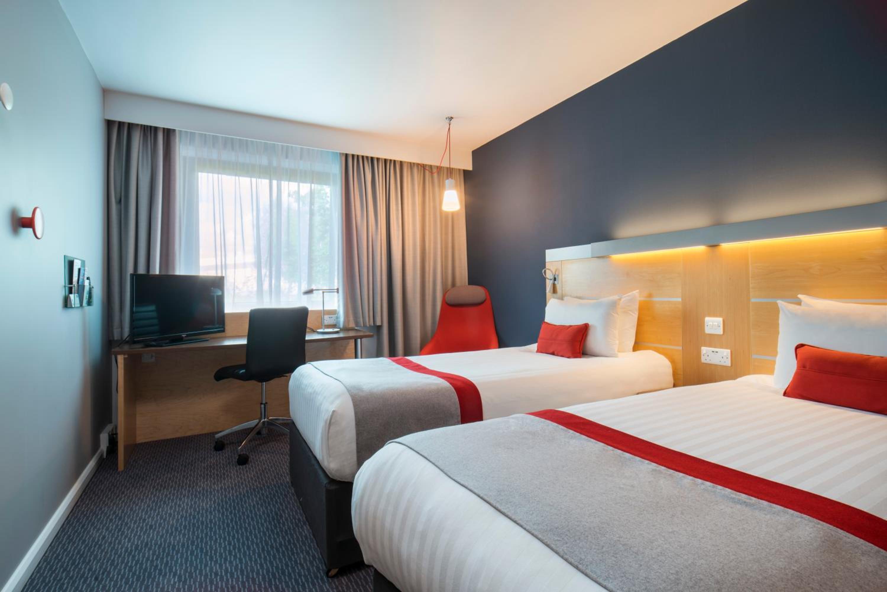 Standard Twin Room with Free Hot Breakfast - Photo 4