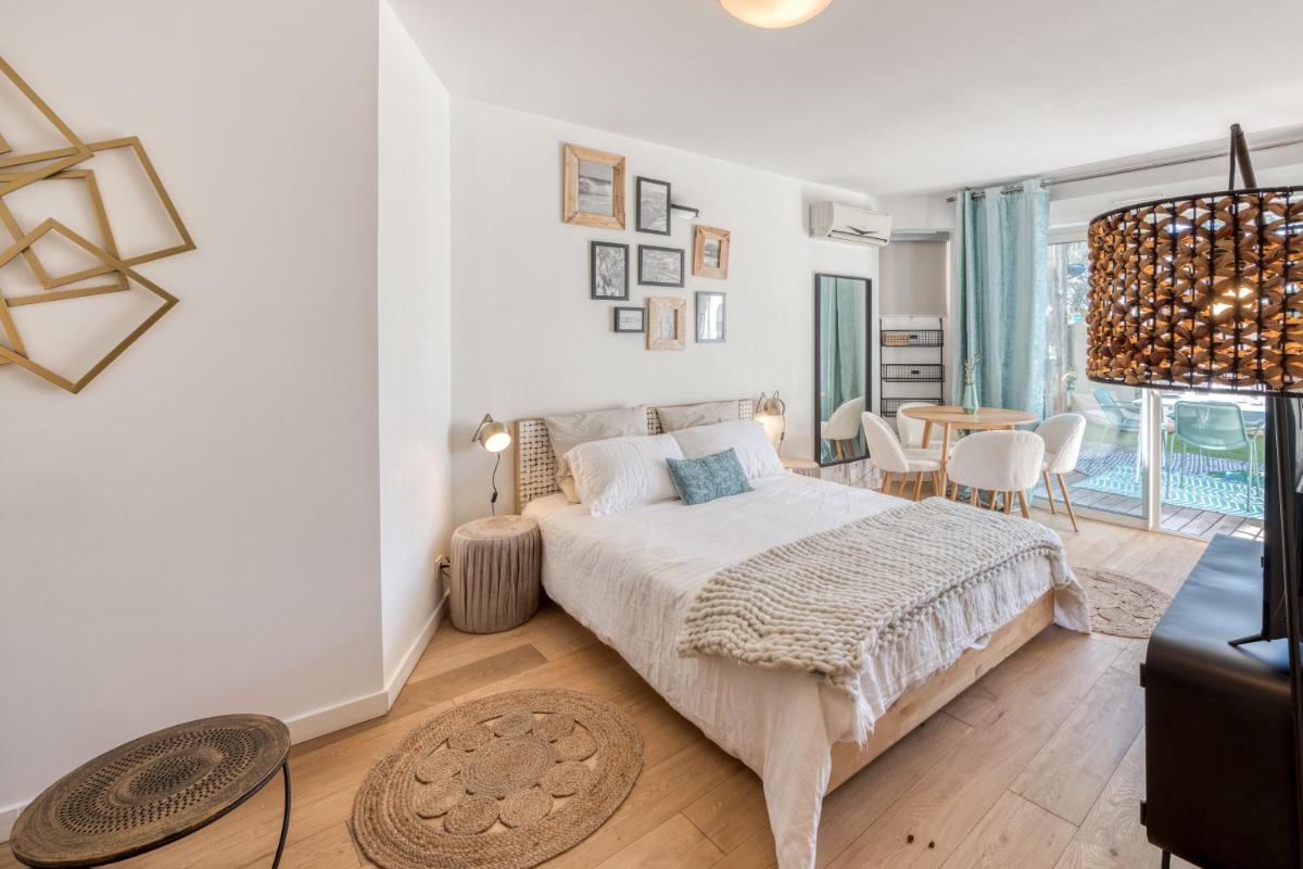 Apartment with Terrace photo 2