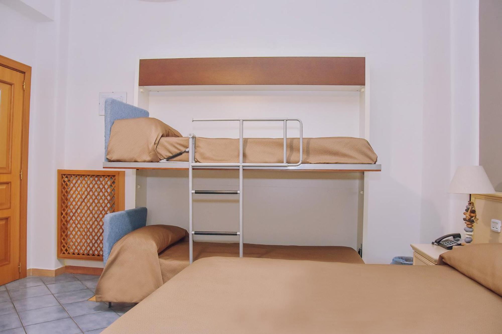 Triple Room with Private Bathroom photo 2