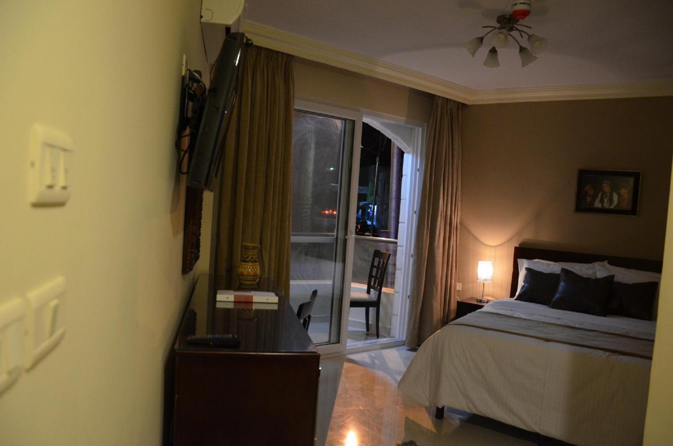Queen Room photo 2