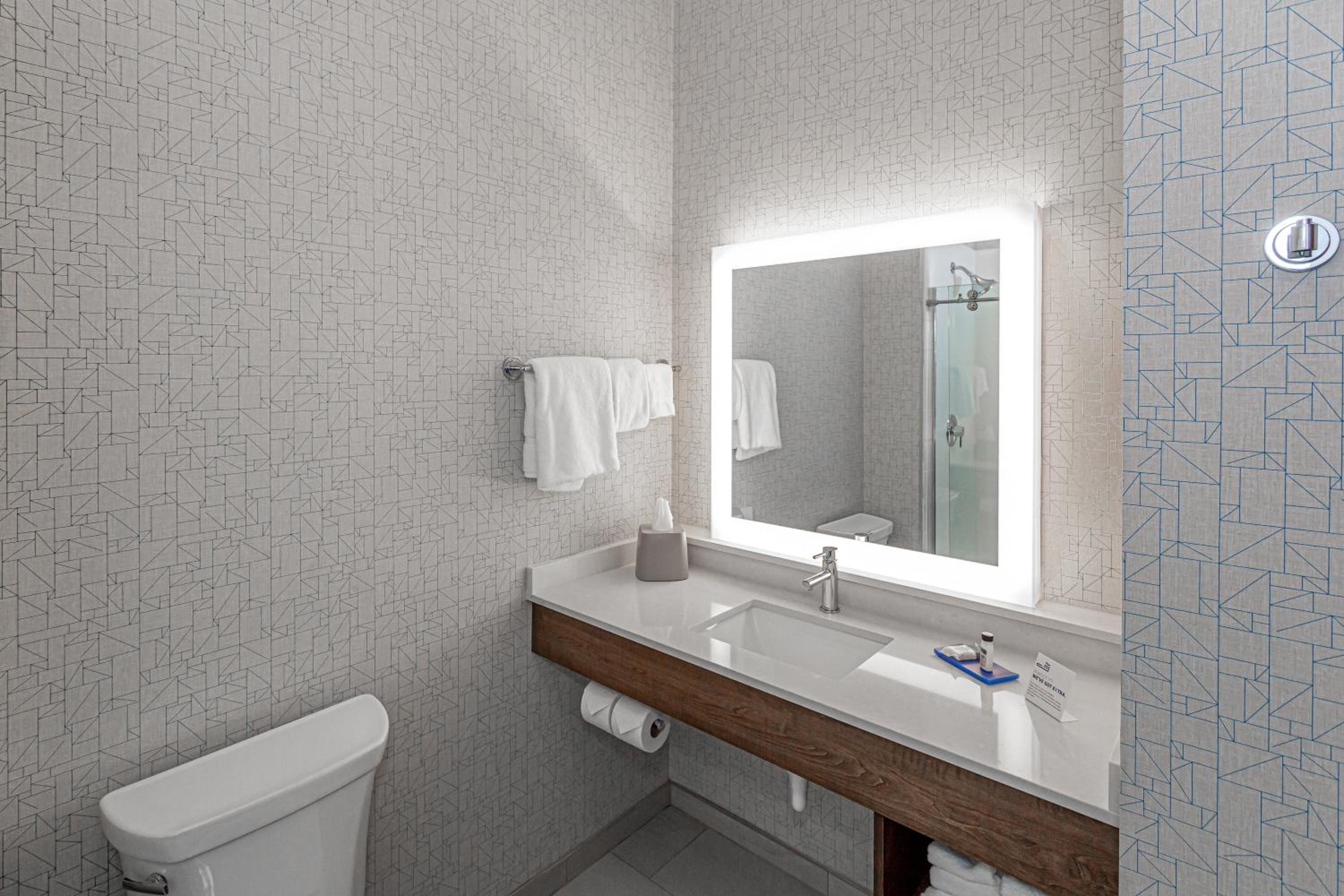 King Suite - Non-Smoking - Photo 2