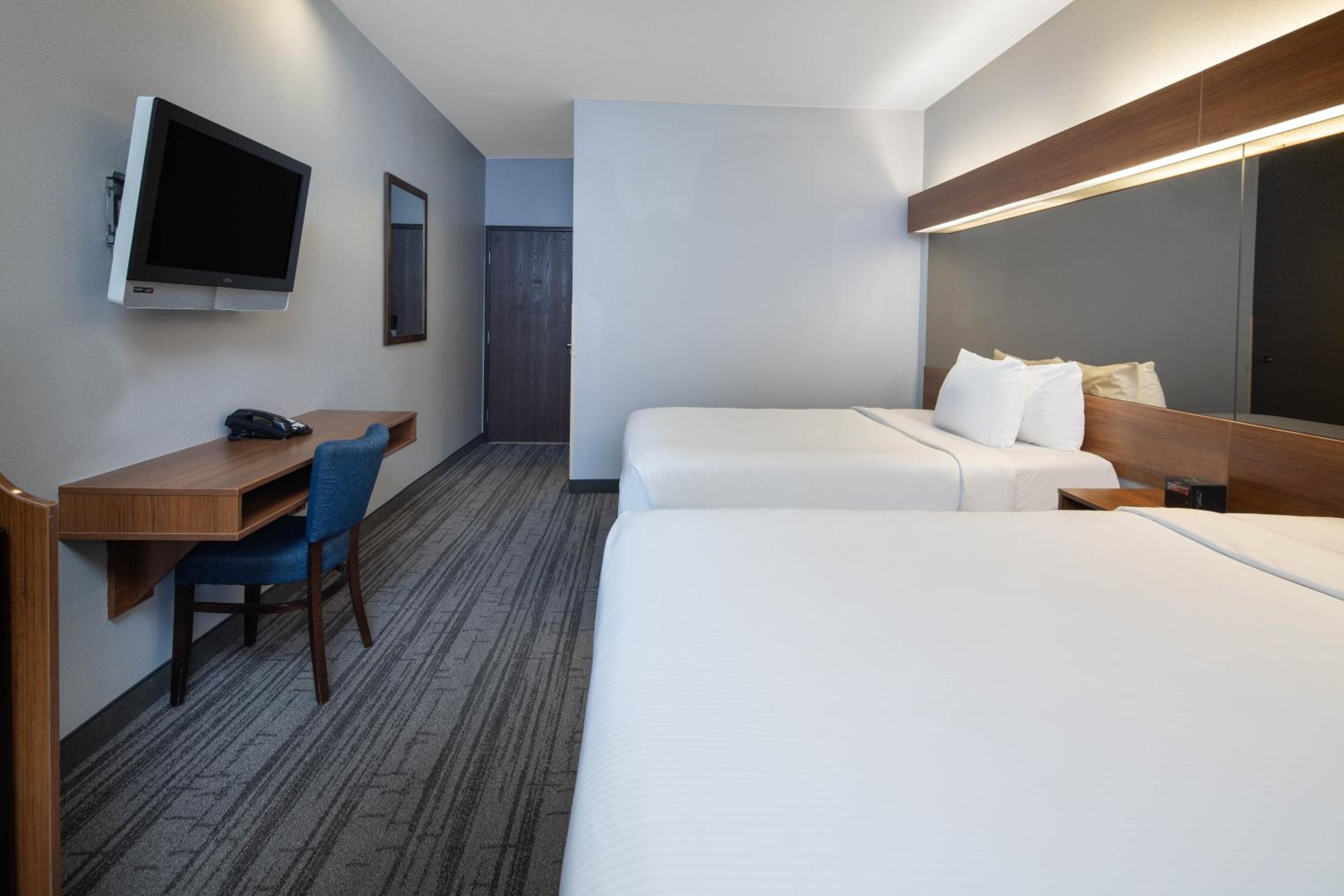 Queen Room with Two Queen Beds - Non-Smoking - Photo 2
