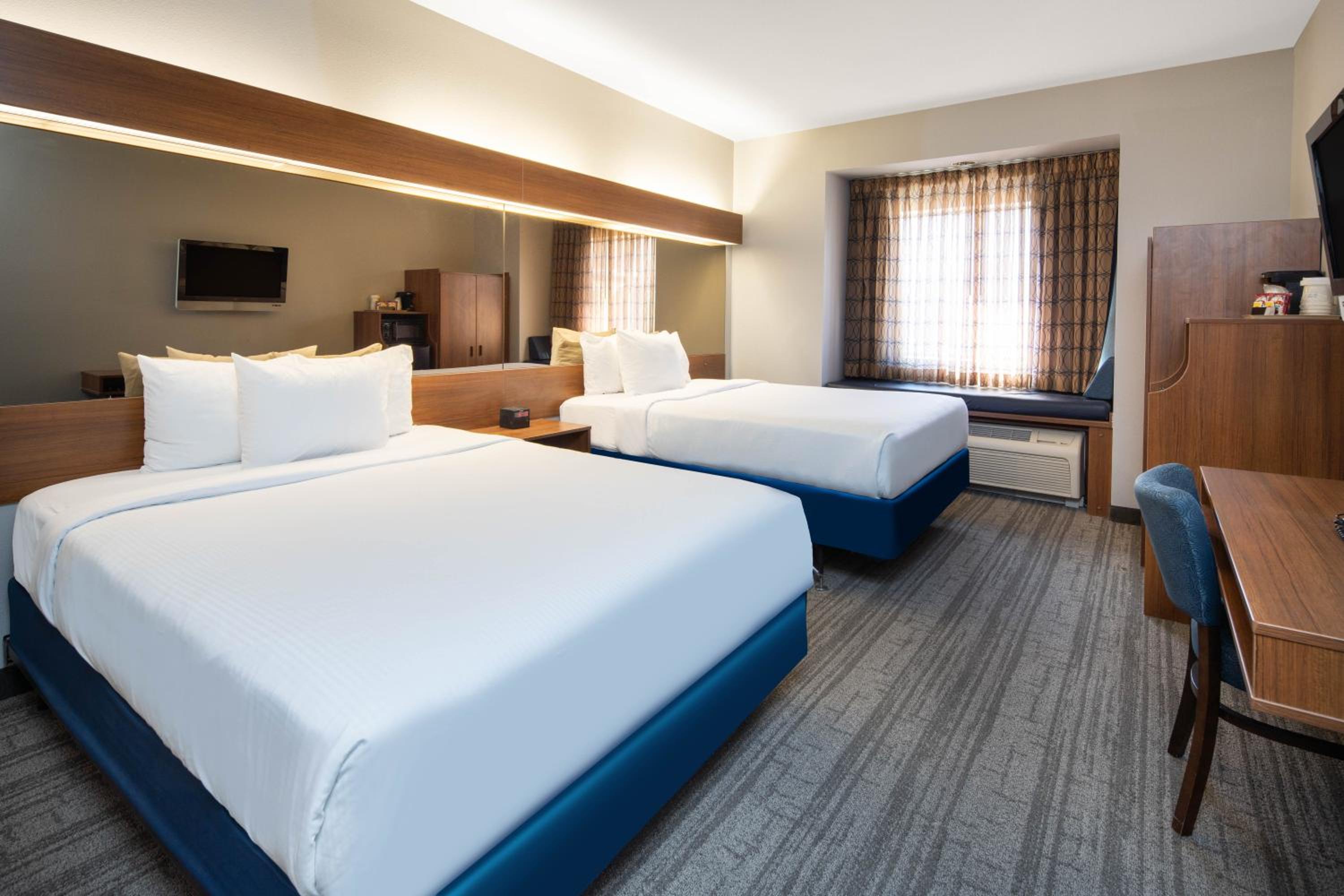 Queen Room with Two Queen Beds - Non-Smoking - Photo 1