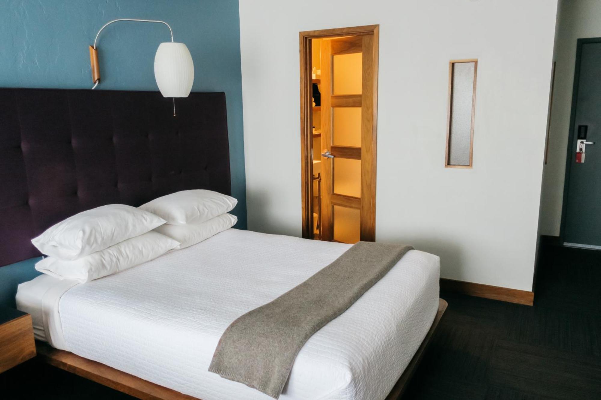 Queen Room with Two Queen Beds photo 2