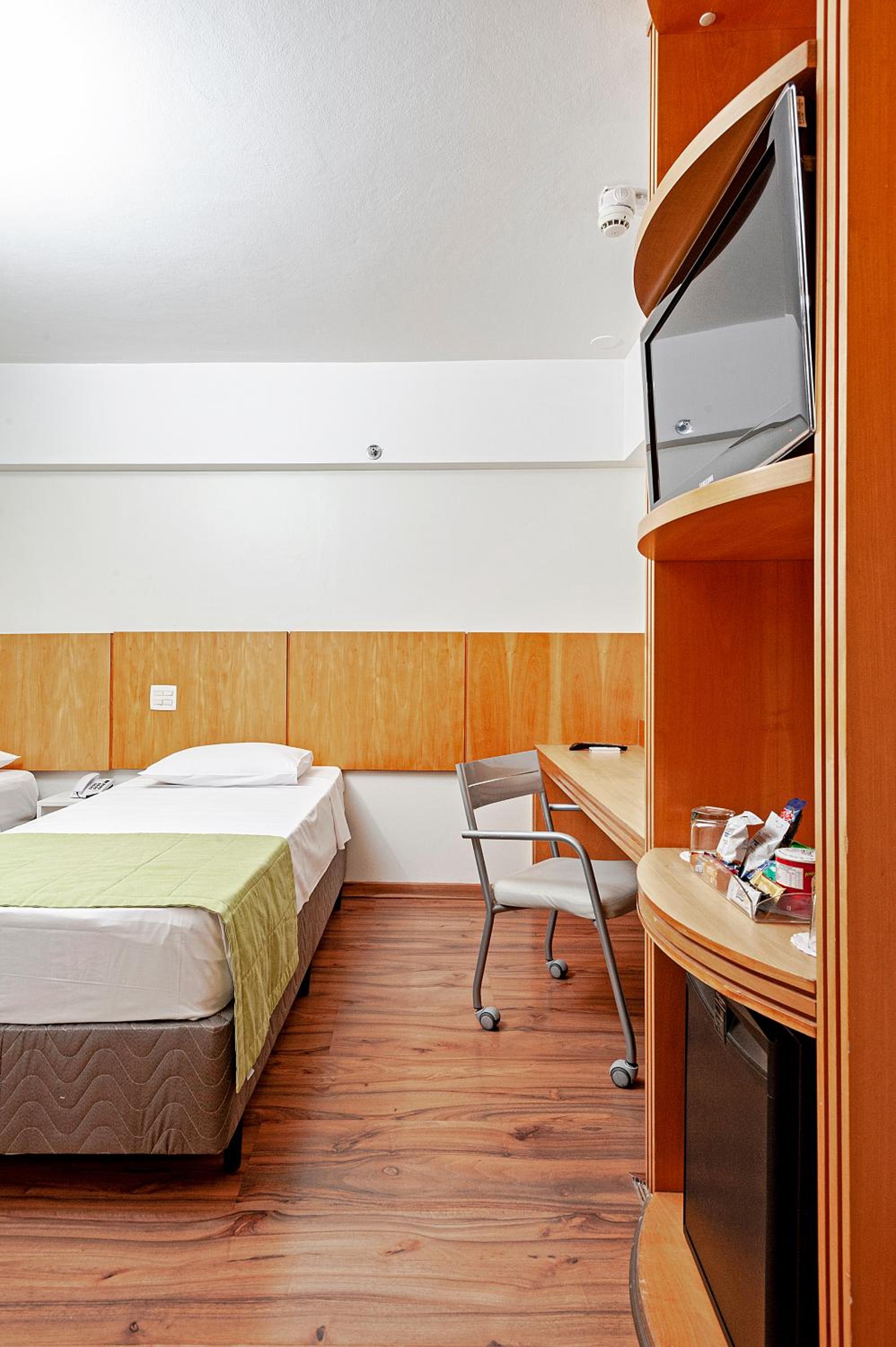 Standard Twin Room - Photo 3