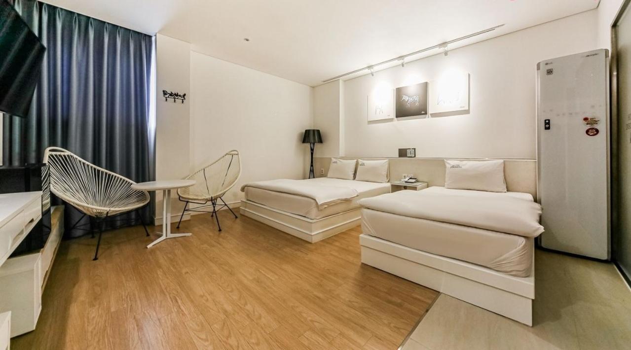 Premium Twin Room photo 3