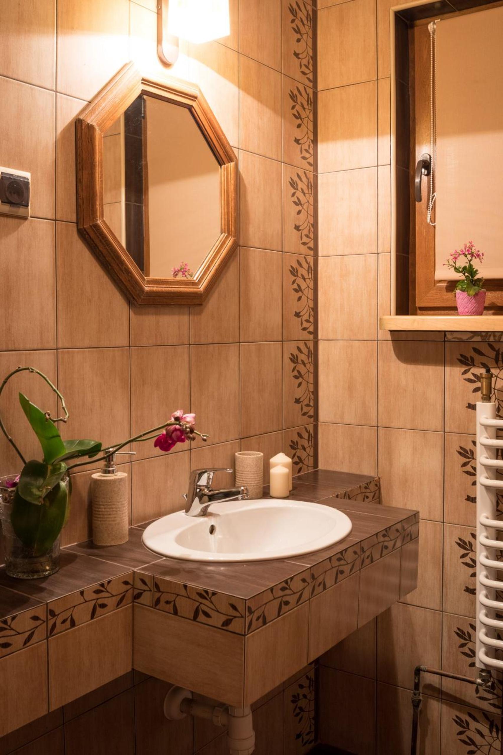 Family Room with Private Bathroom photo 2