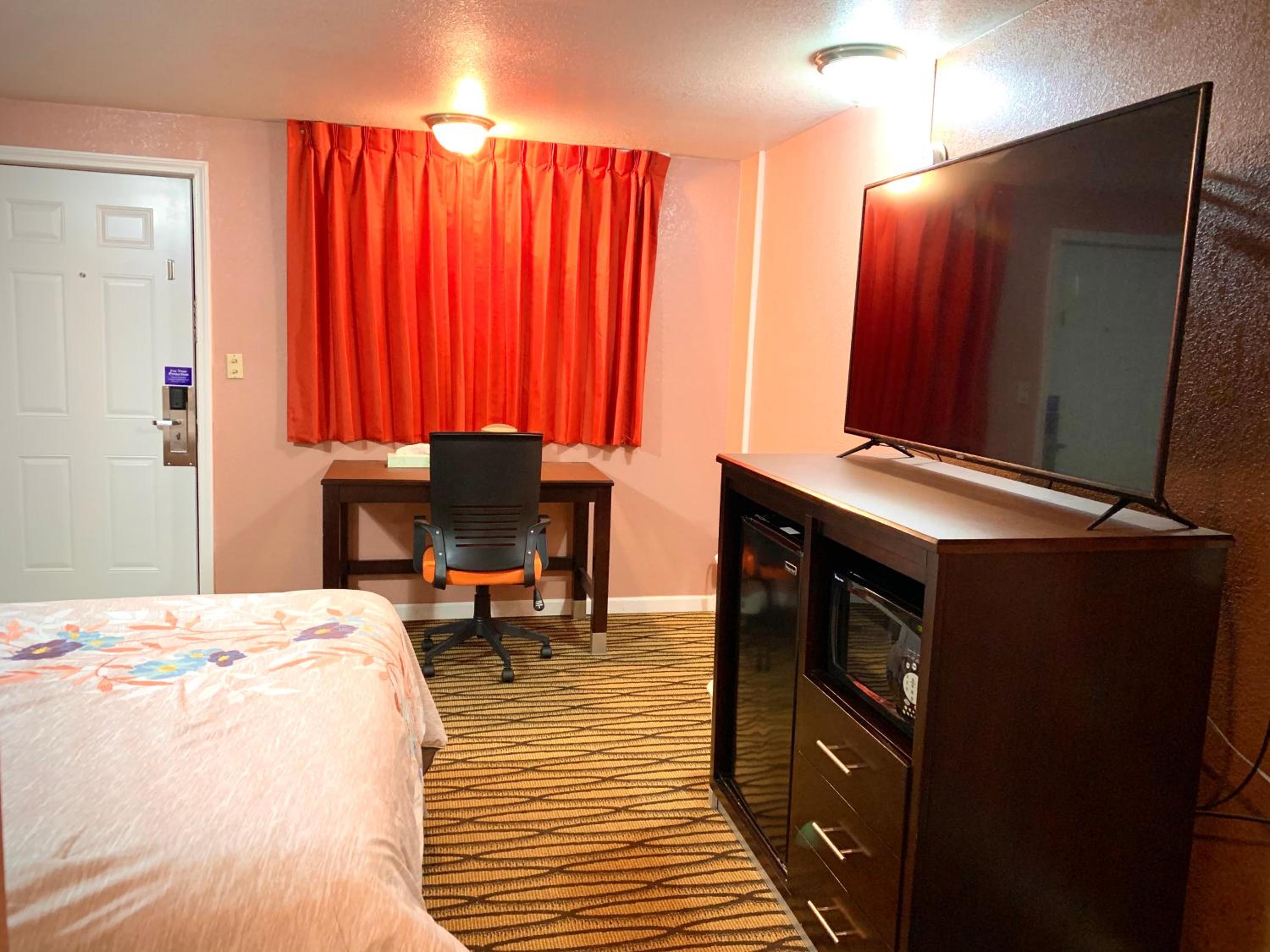 Queen Room with One Queen Bed - Photo 8