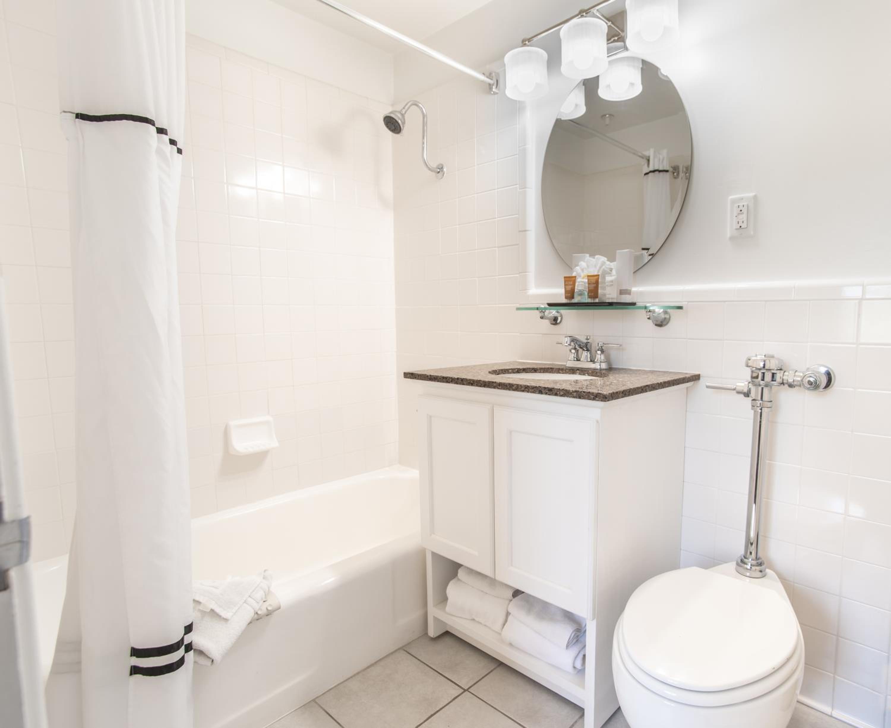 Honeymoon Suite with Spa Access (Non Smoking)
