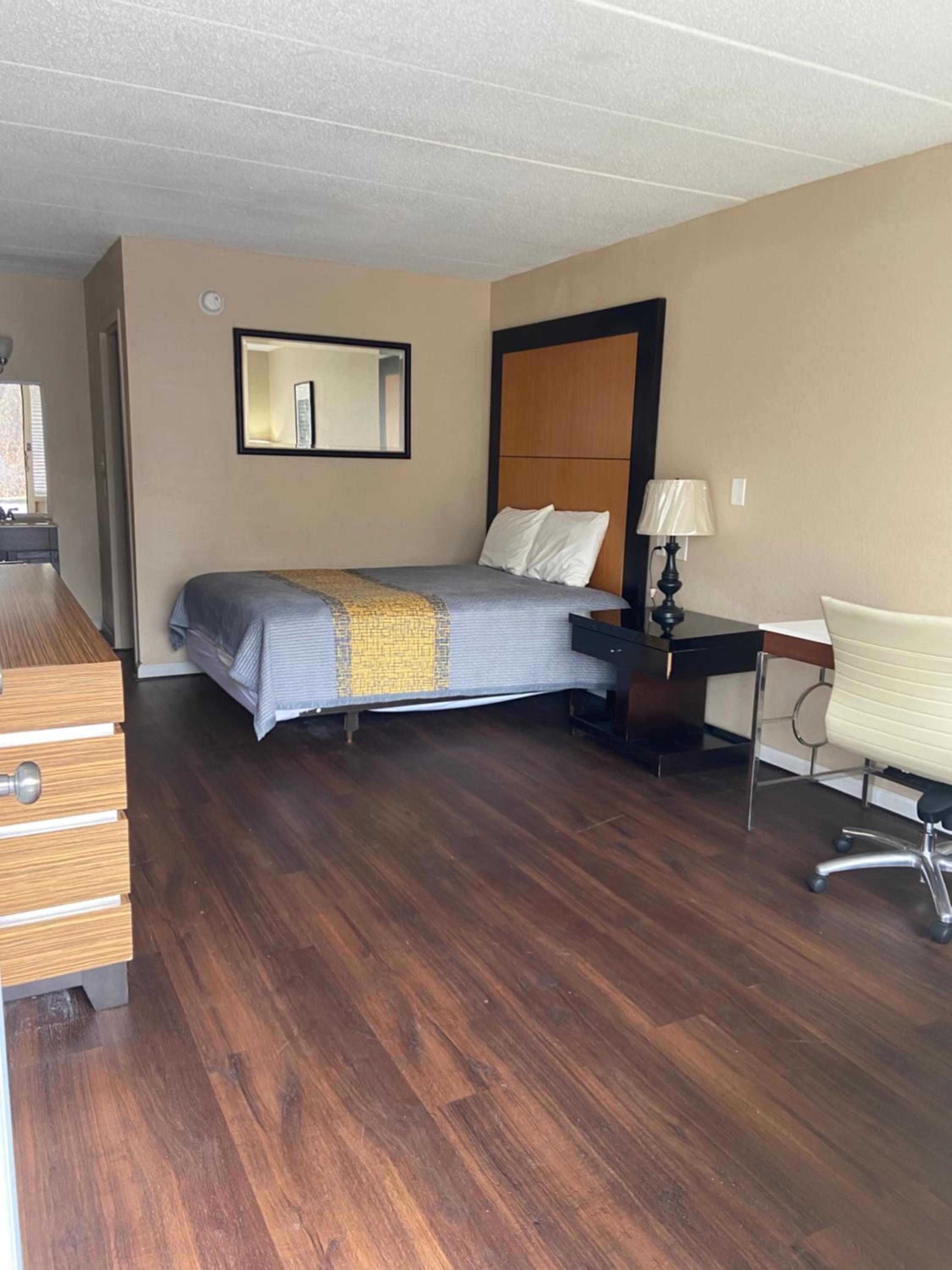 Deluxe Queen Room - Photo 7