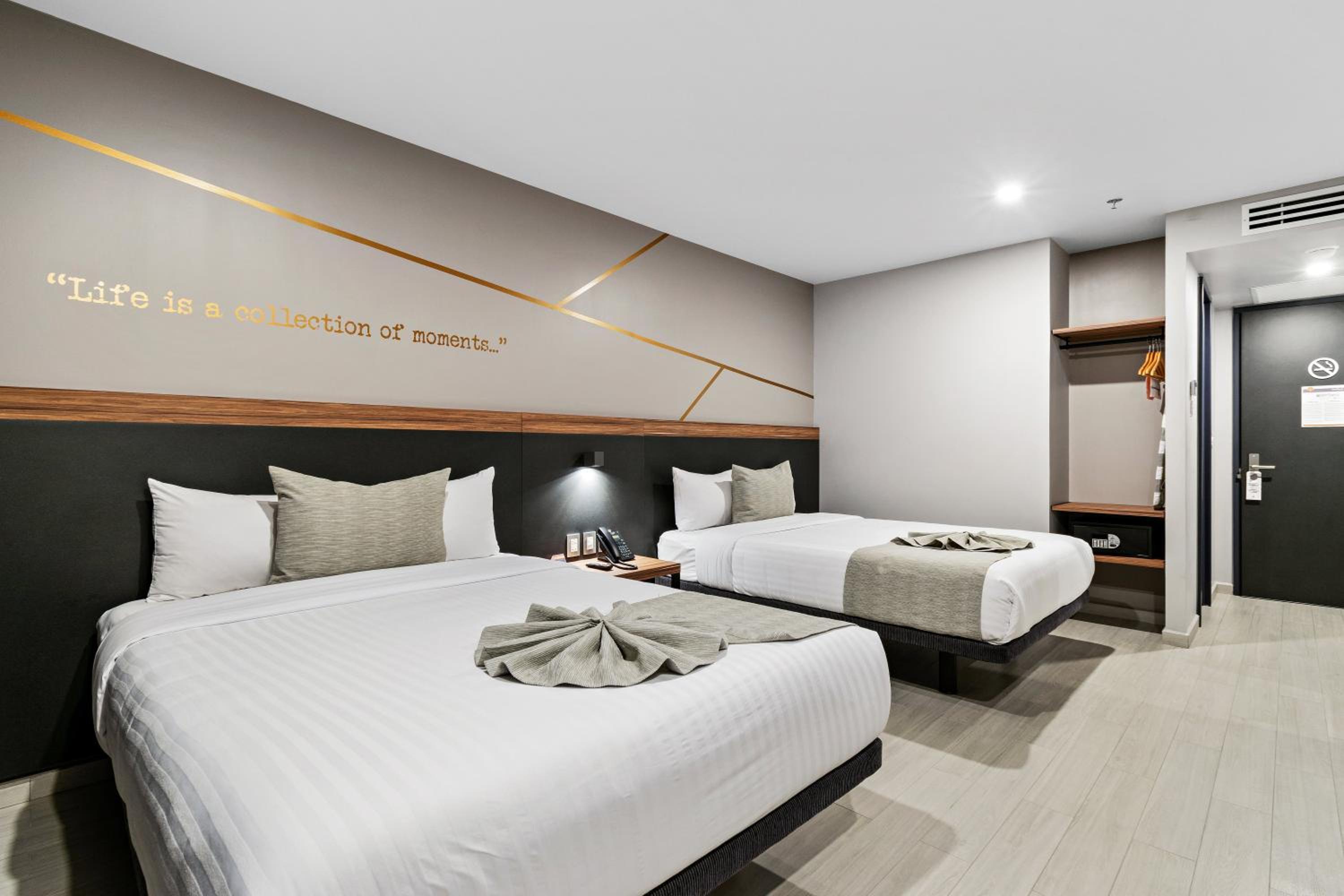 Queen Room with Two Queen Beds photo 1
