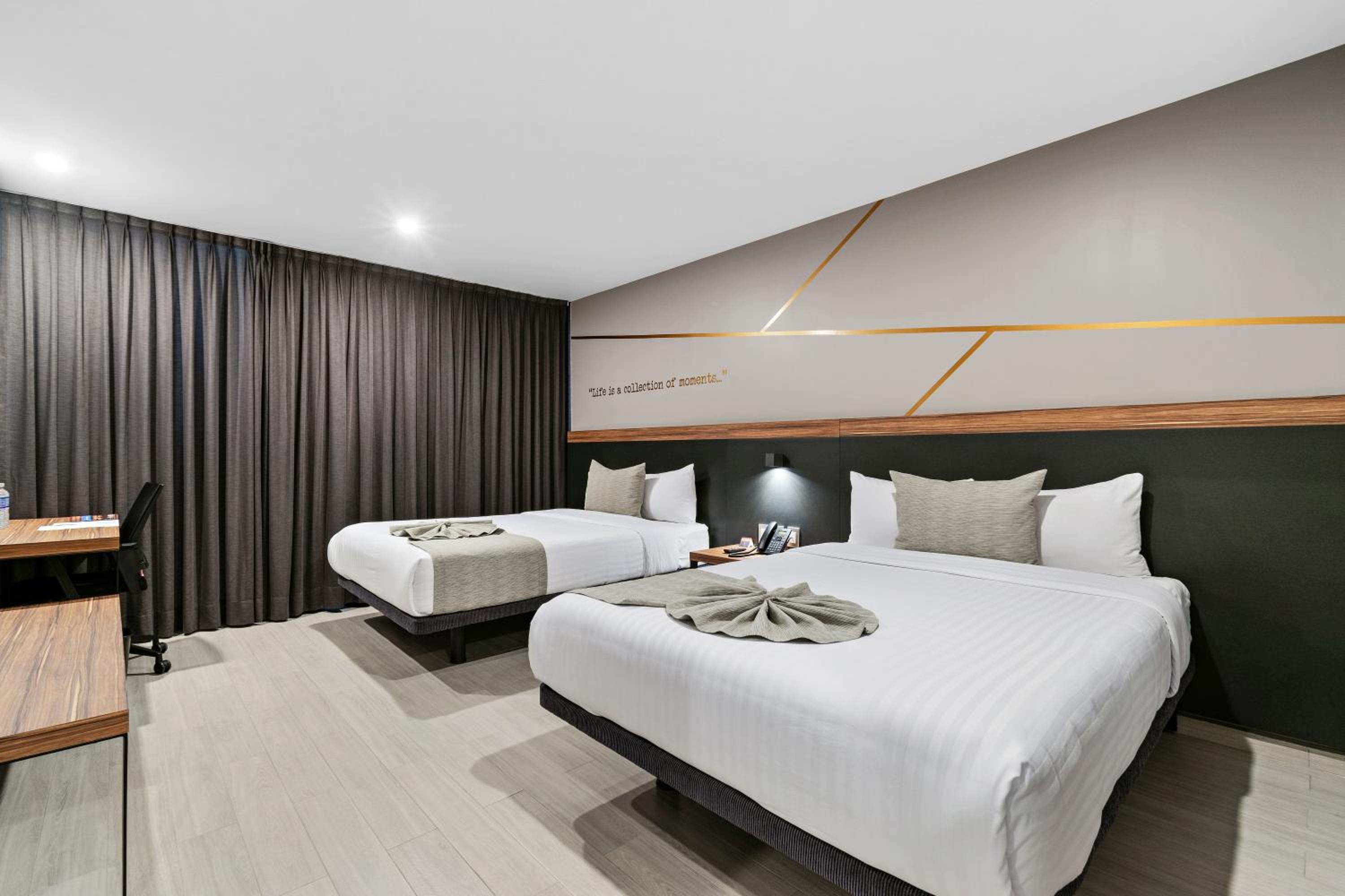 Queen Room with Two Queen Beds photo 2