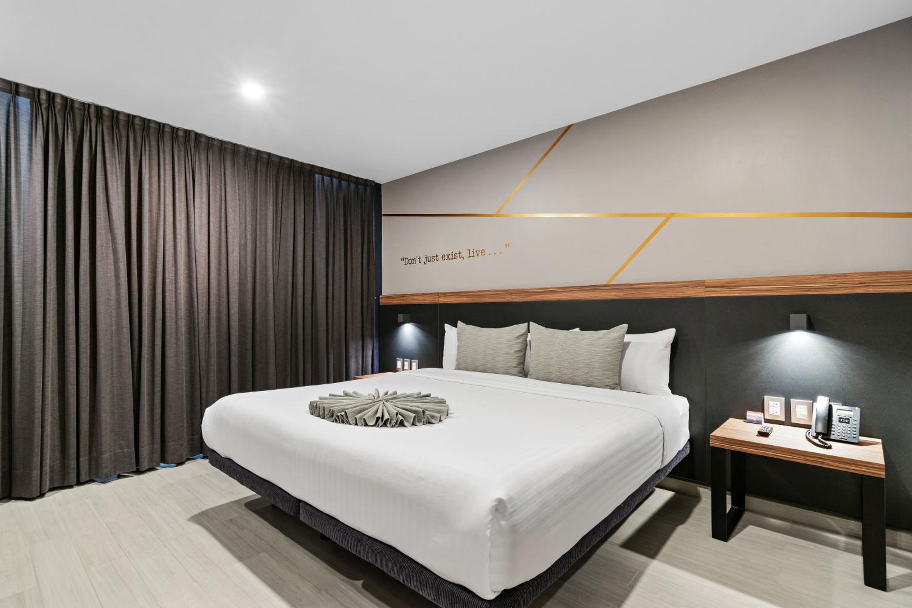 Deluxe King Room photo 1