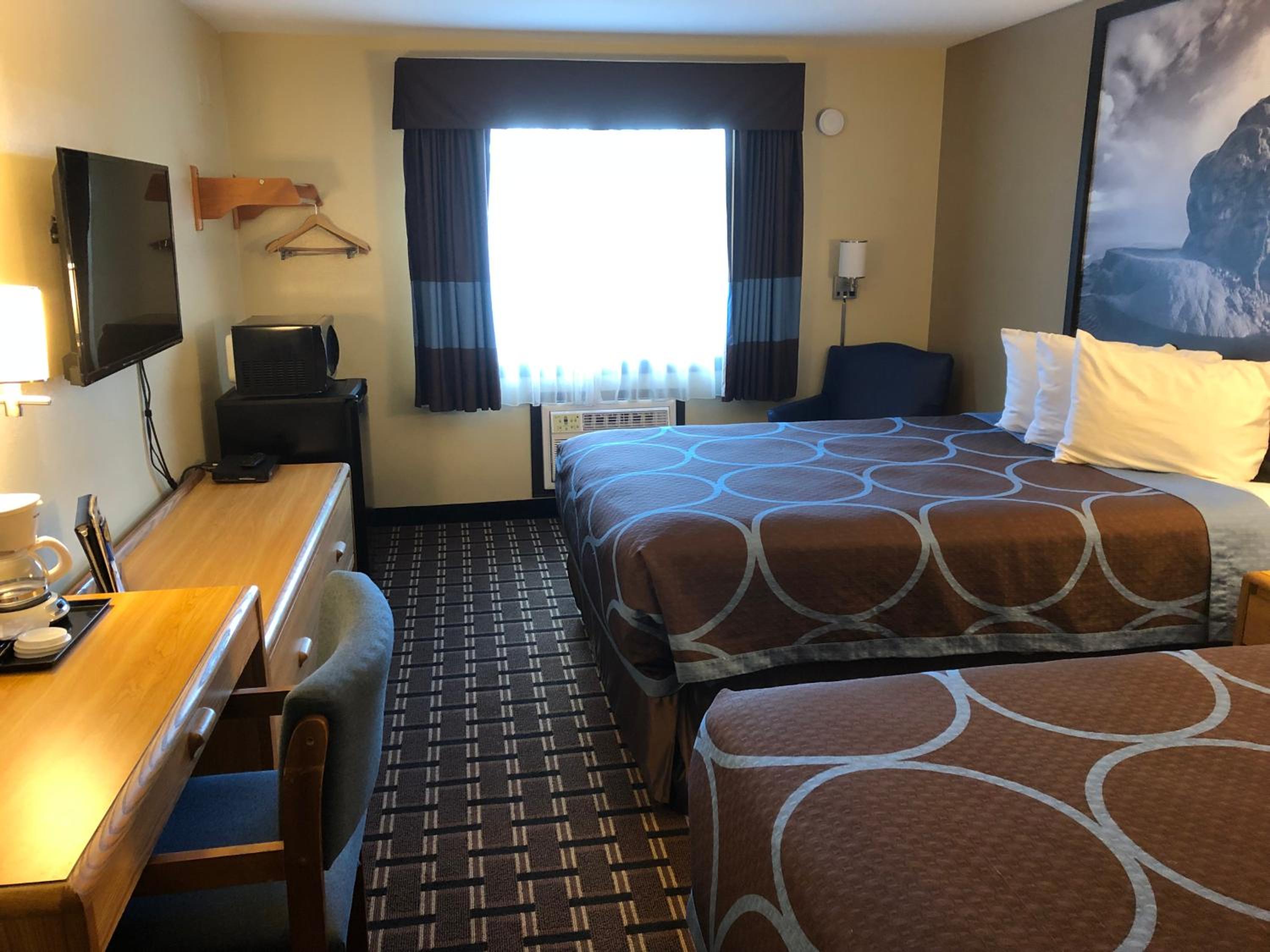 Queen Room with Two Queen Beds - Non-Smoking - Photo 9